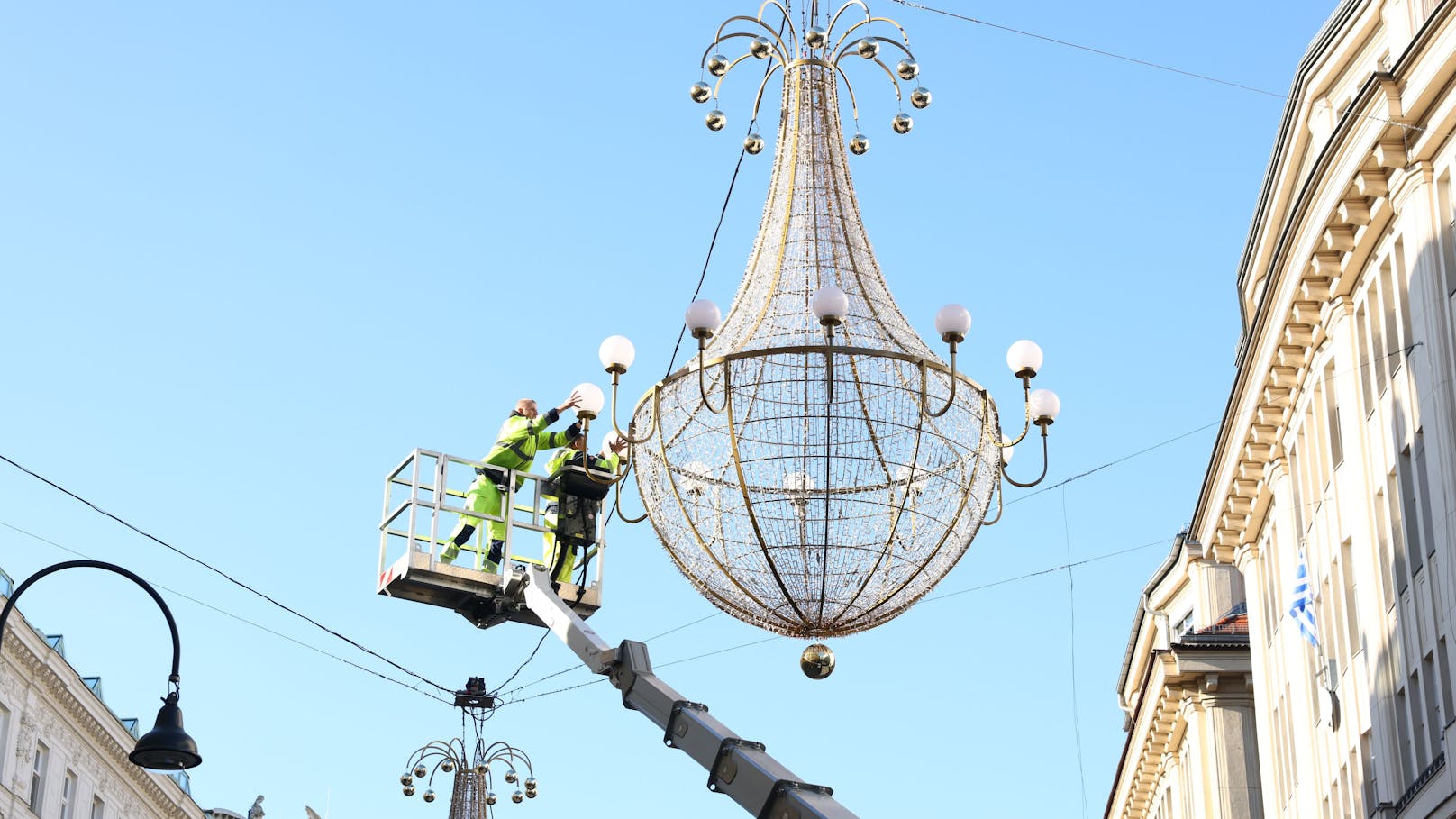 Der City geht ein Licht auf! Weihnachtsdeko hängt nun