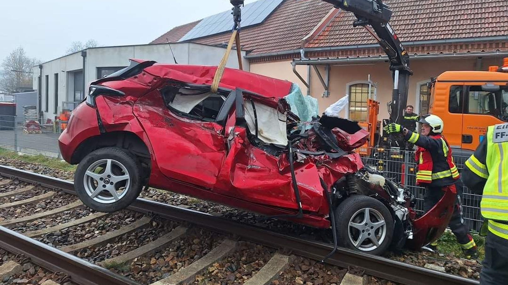 Schwerer Unfall: Pkw krachte in Wieselburg gegen Zug