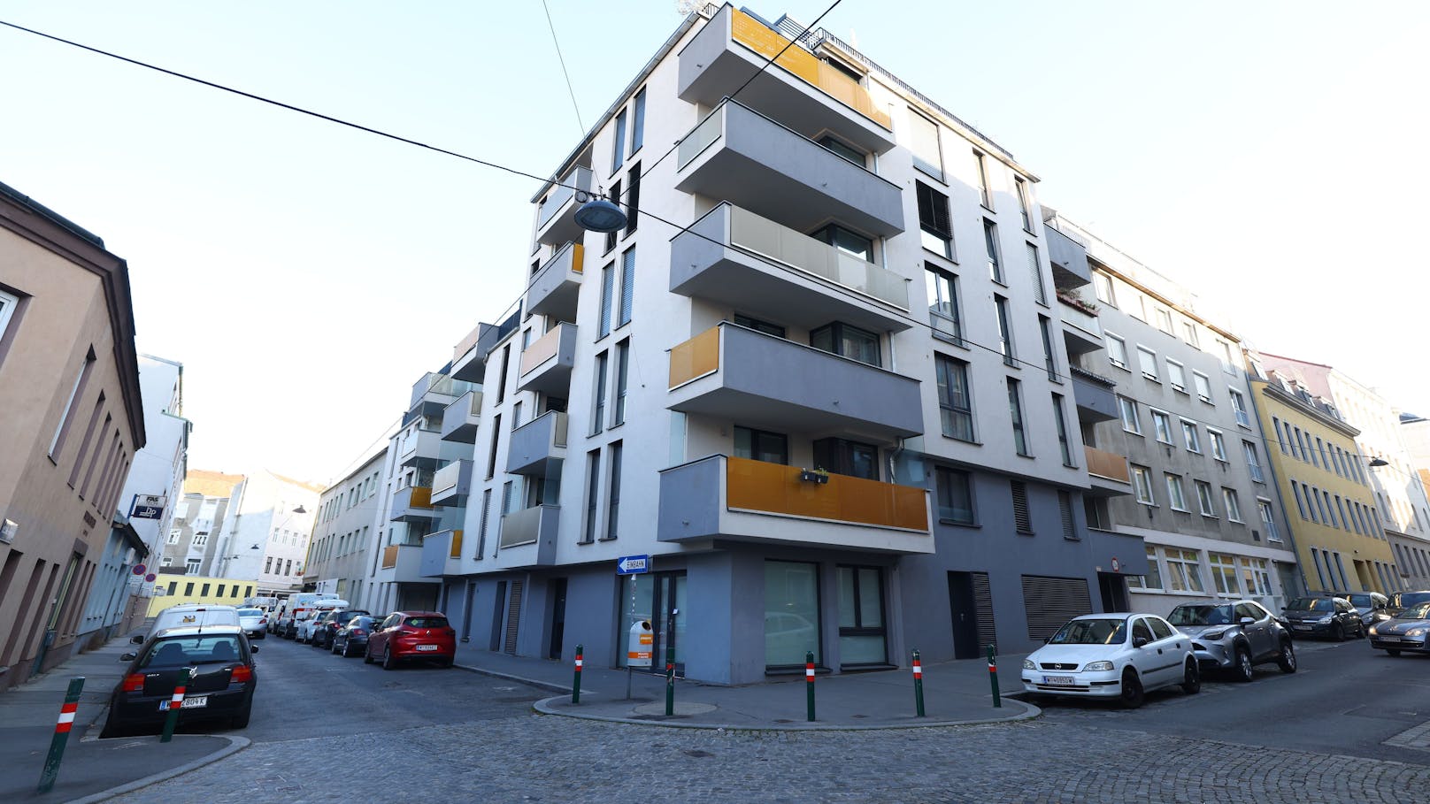 Die Teenie-Gang zerrte die junge Schülerin auf das Dach eines Wohnhauses in der Zeleborgasse.