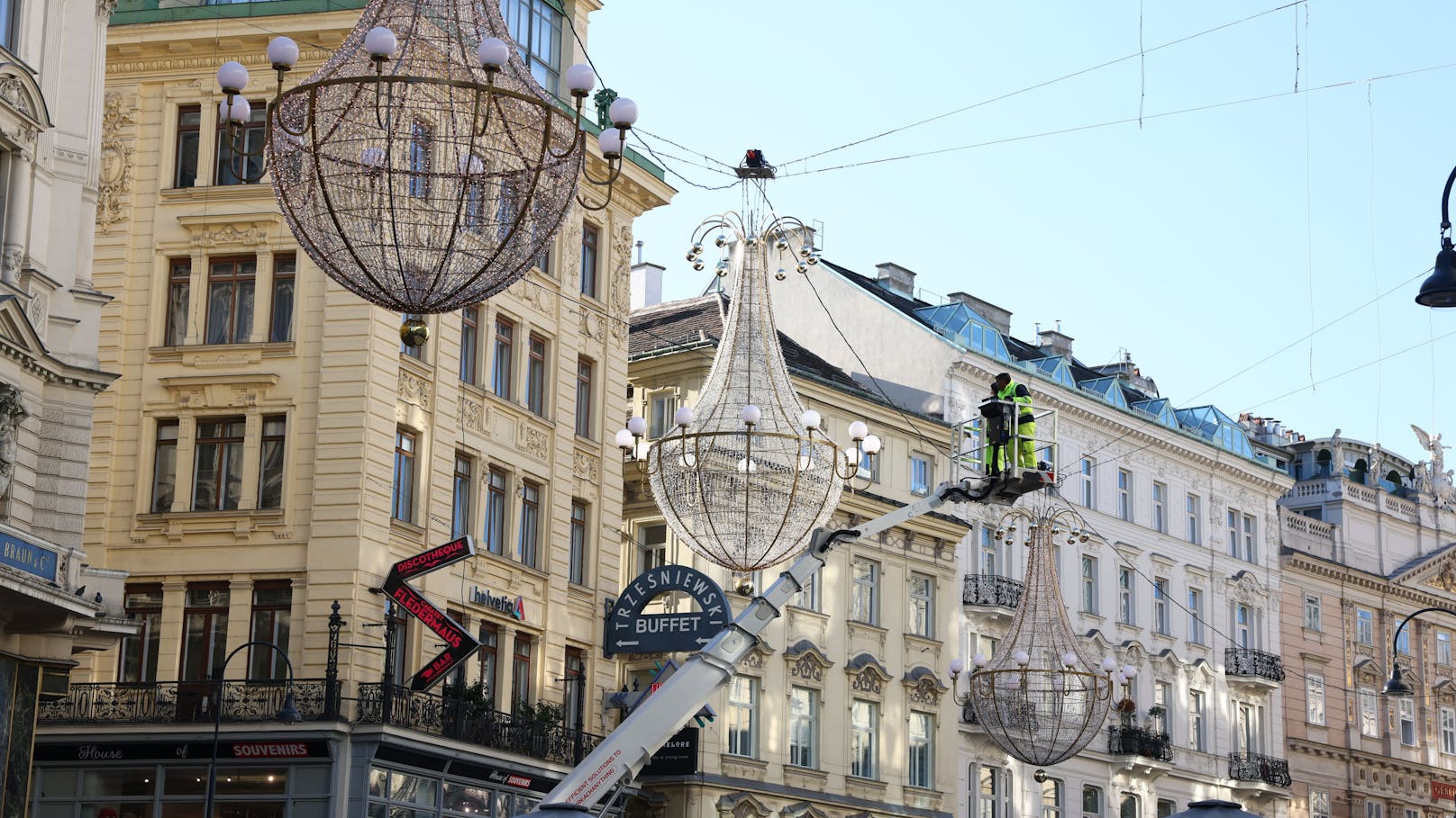 Am Graben wurde am Montag, 4. November, die Festbeleuchtung angebracht