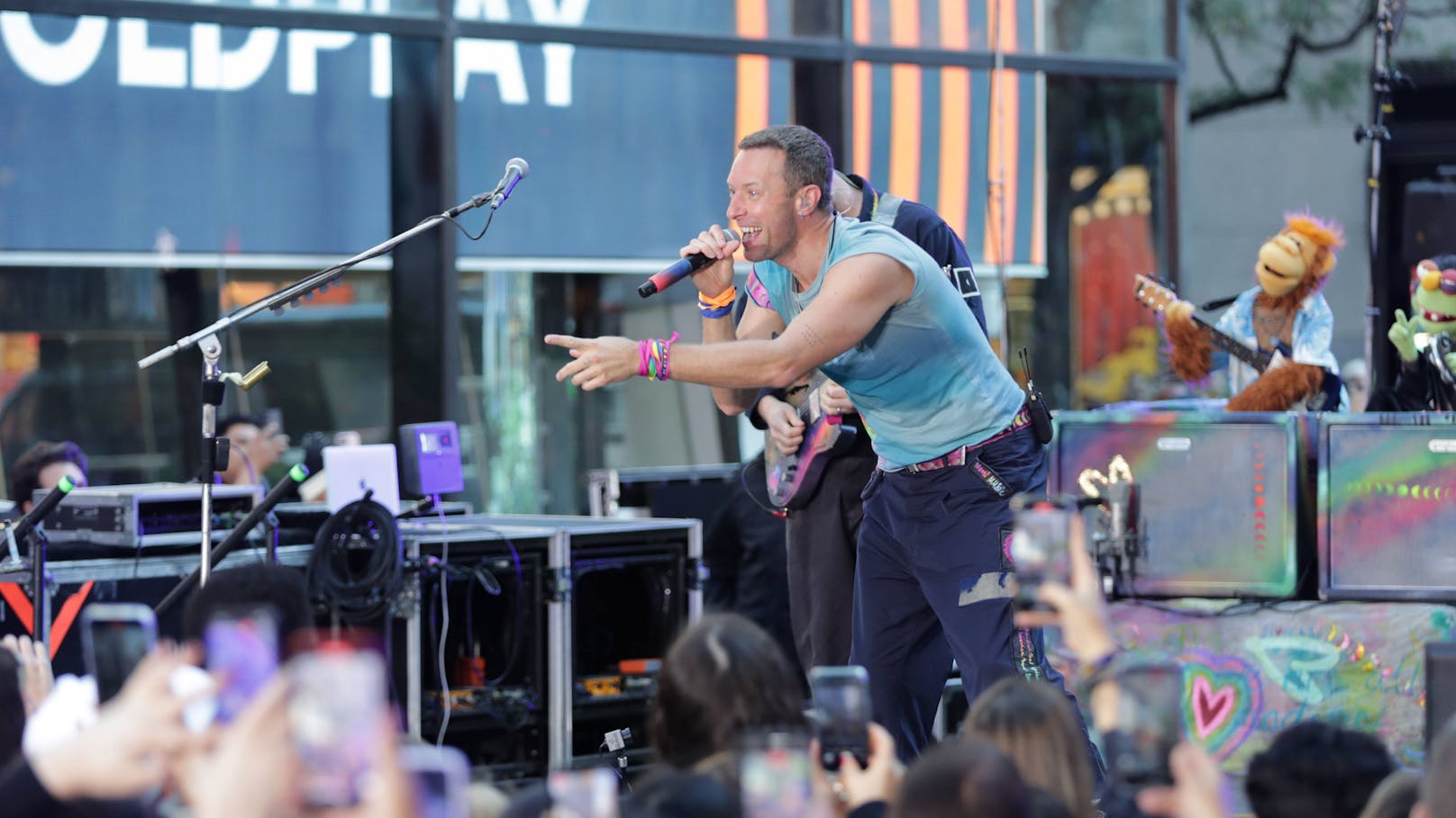 Fans geschockt! Coldplay-Frontman stürzt in Bühnenloch