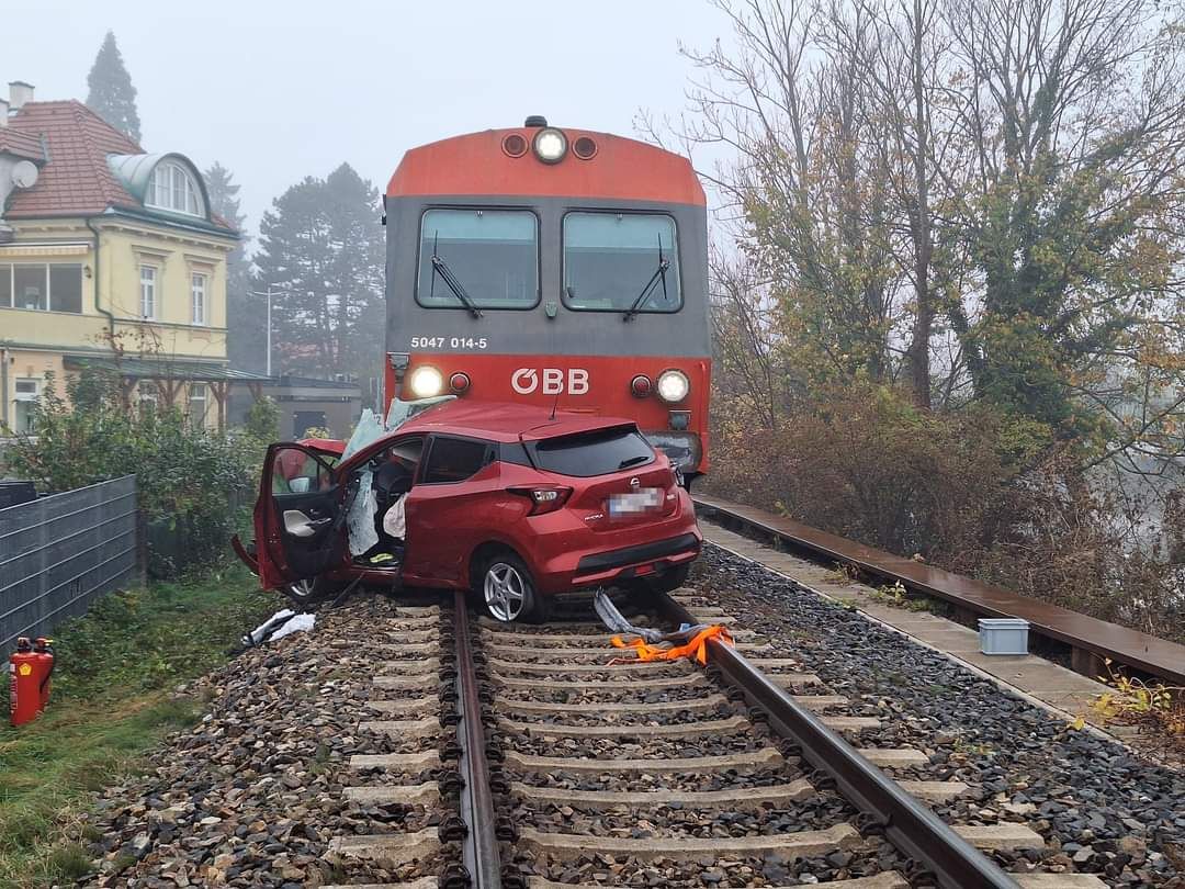 Schwerer Unfall: Pkw krachte in Wieselburg gegen Zug