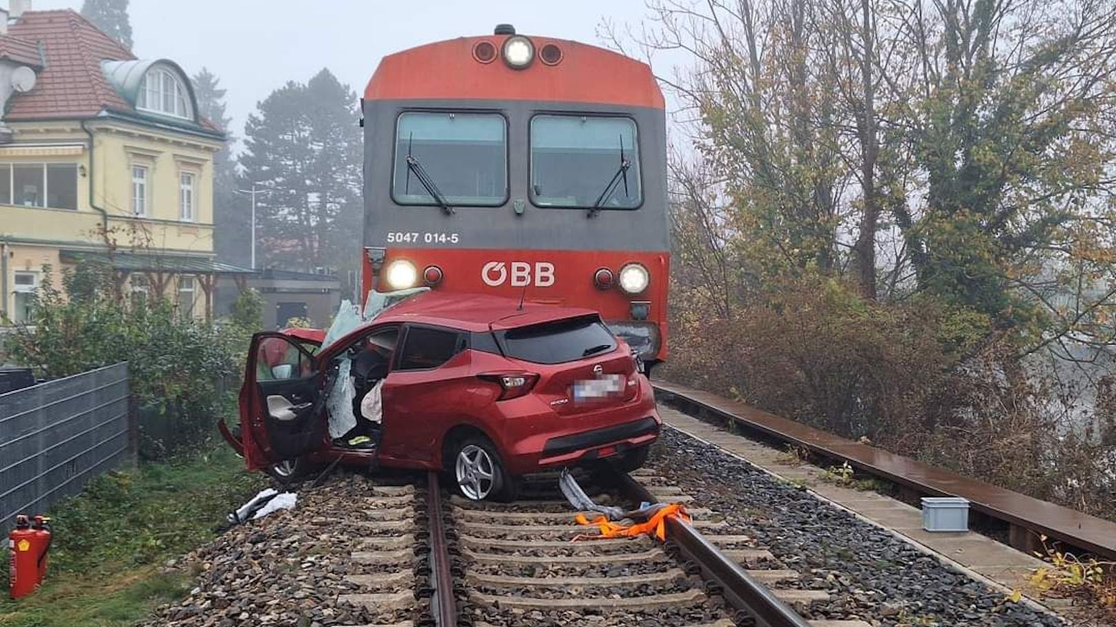 Schwerer Unfall: Pkw krachte in Wieselburg gegen Zug