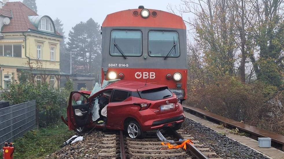 Schwerer Unfall: Pkw krachte in Wieselburg gegen Zug
