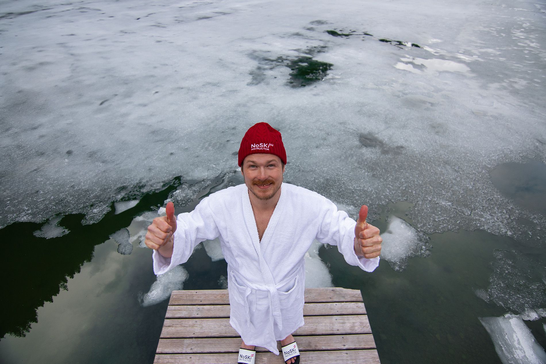 Kabarettist Maximilian Ratzenböck stellt mit österreichischem Schmäh Winteraktivitäten abseits der Piste vor