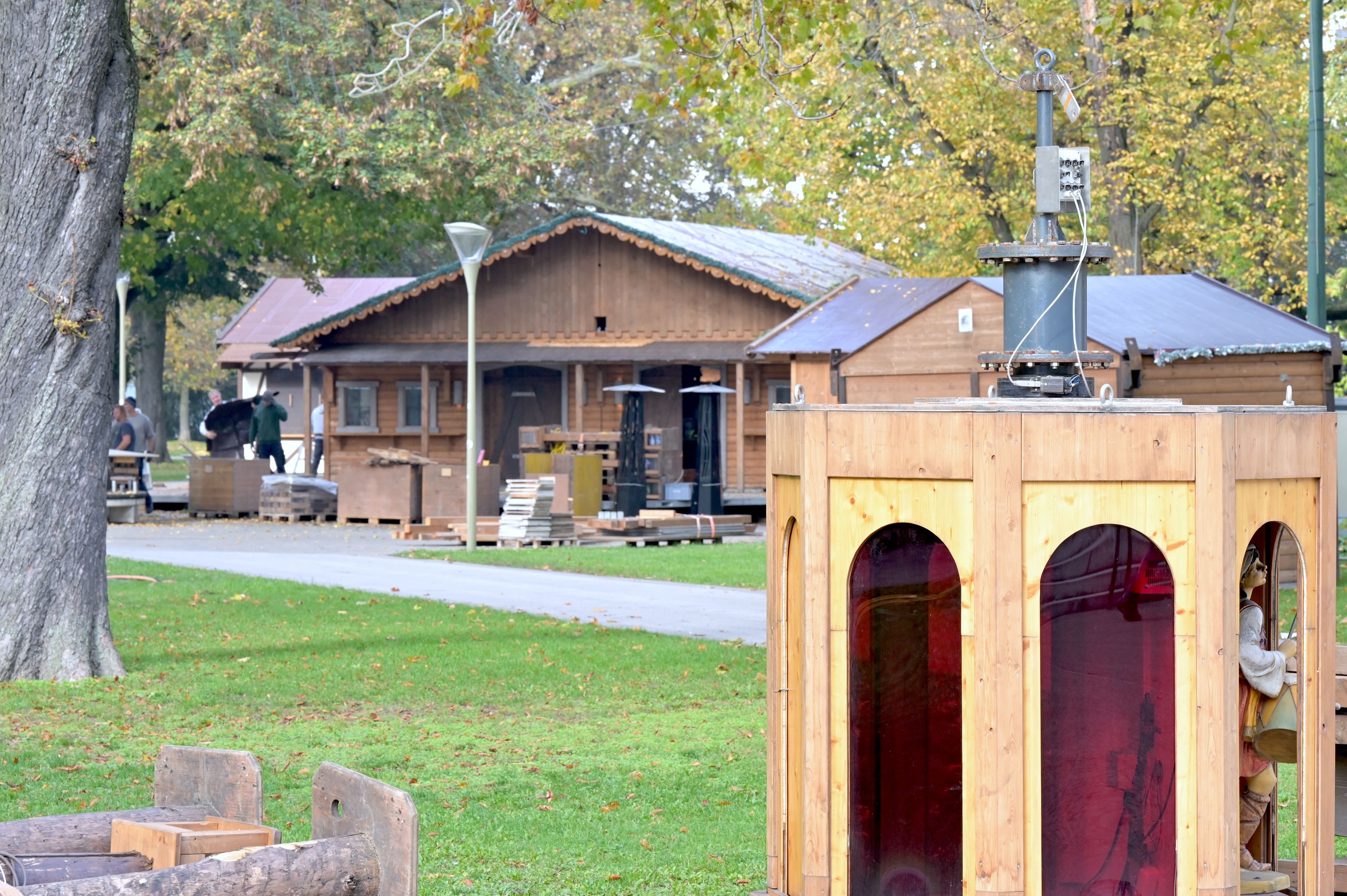 Weihnachten im Herbst: Im Linzer Volksgarten wird fleißig gebohrt, geschraubt und gehämmert.