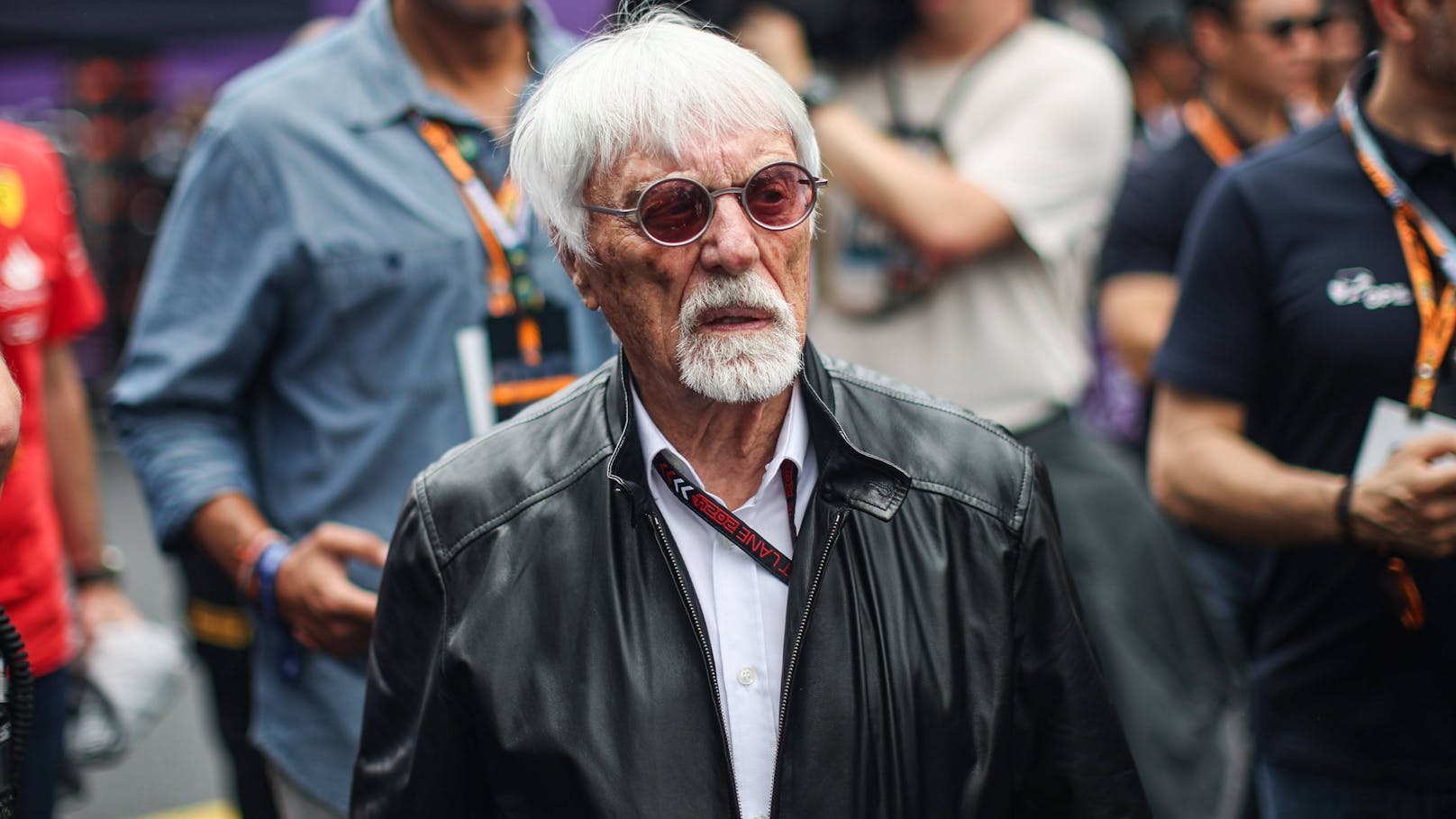 Der 94-jährige Bernie Ecclestone lief in Interlagos im lässigen Leder-Look durchs Paddock.