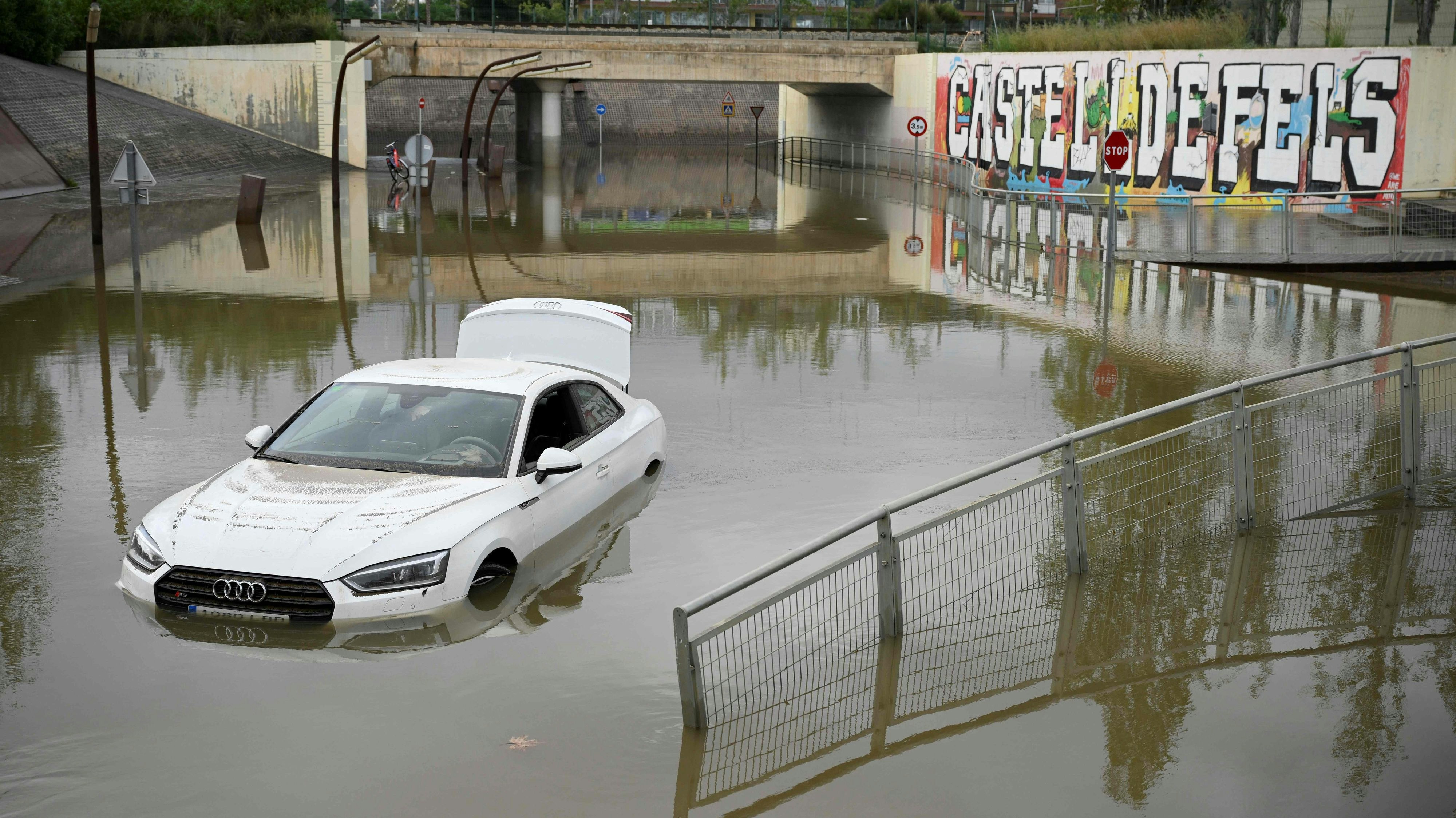 Ein Wagen wurde in einer überfluteten Unterführung in Barcelona zurückgelassen: Die katalanische Hauptstadt war Sonntag und Montag von schweren Regenfällen betroffen