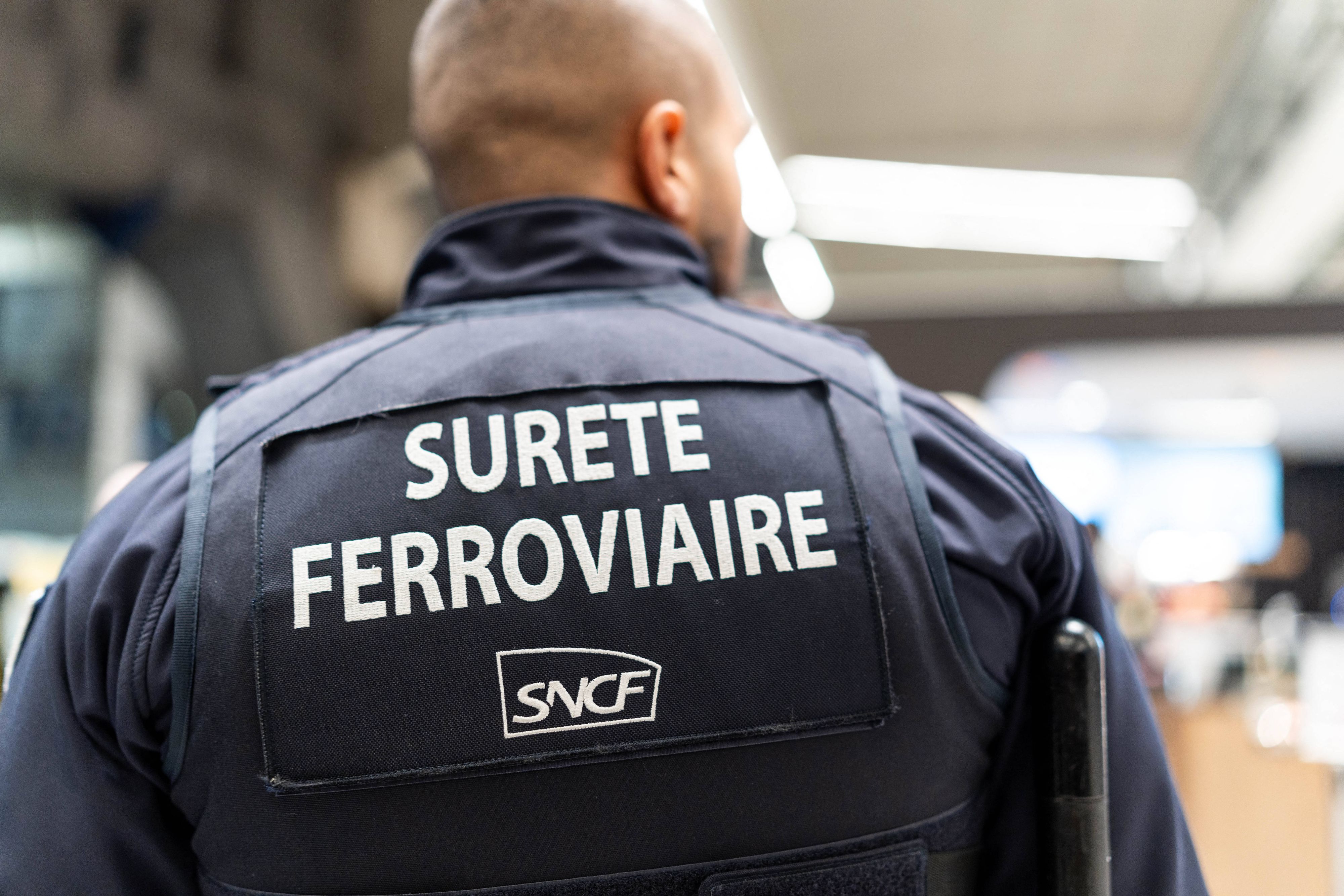 Sicherheitspersonal des französischen Bahnbetreibers SNCF im Einsatz mit schusssicherer Weste. (Symbolbild)