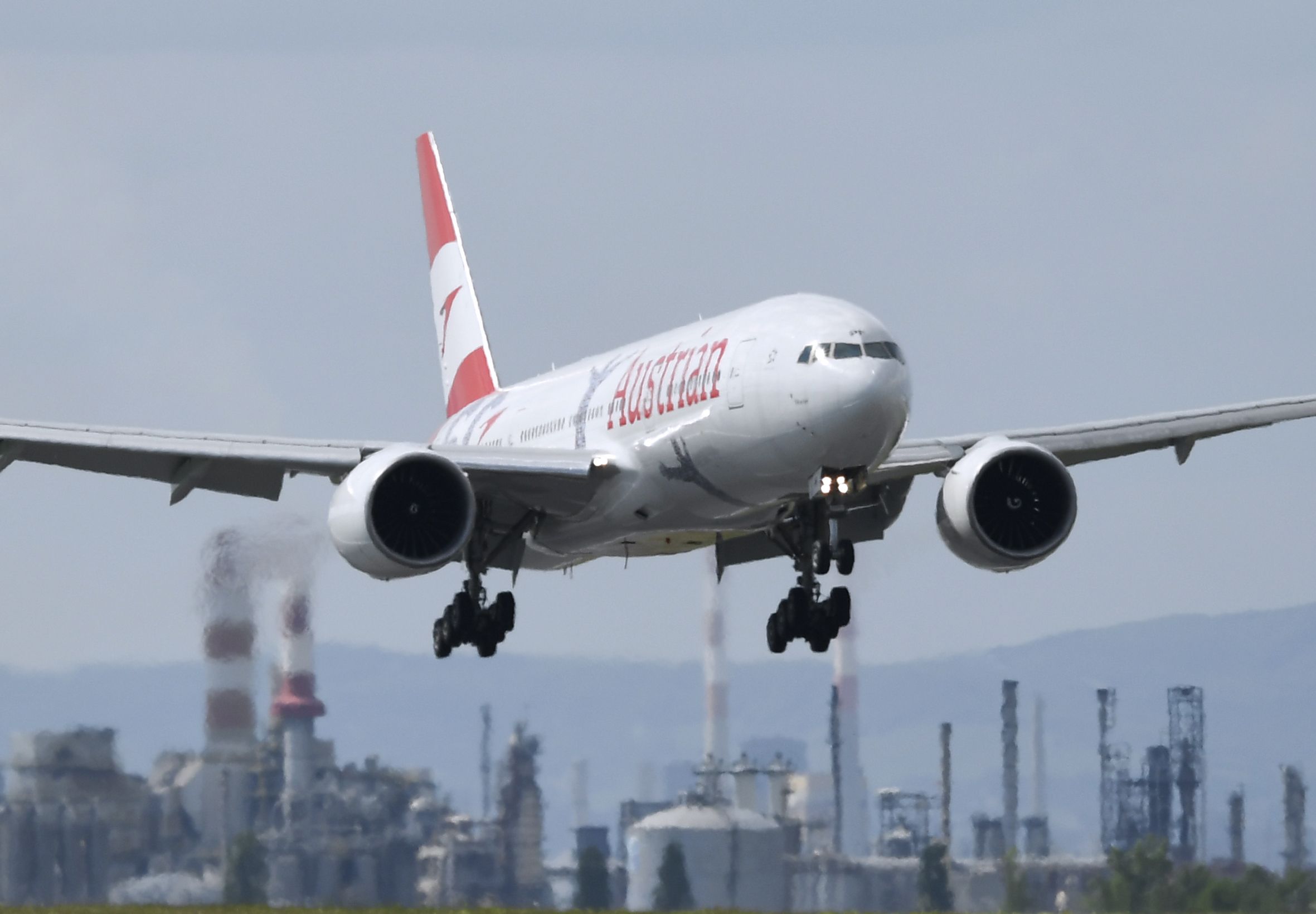 Die AUA-Boeing 777 mit der Kennung OE-LPF bei der Landung am Flughafen Wien-Schwechat. (Archivbild, 2018)