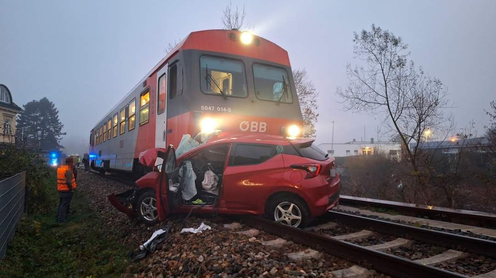 Schwerer Unfall: Pkw krachte in Wieselburg gegen Zug