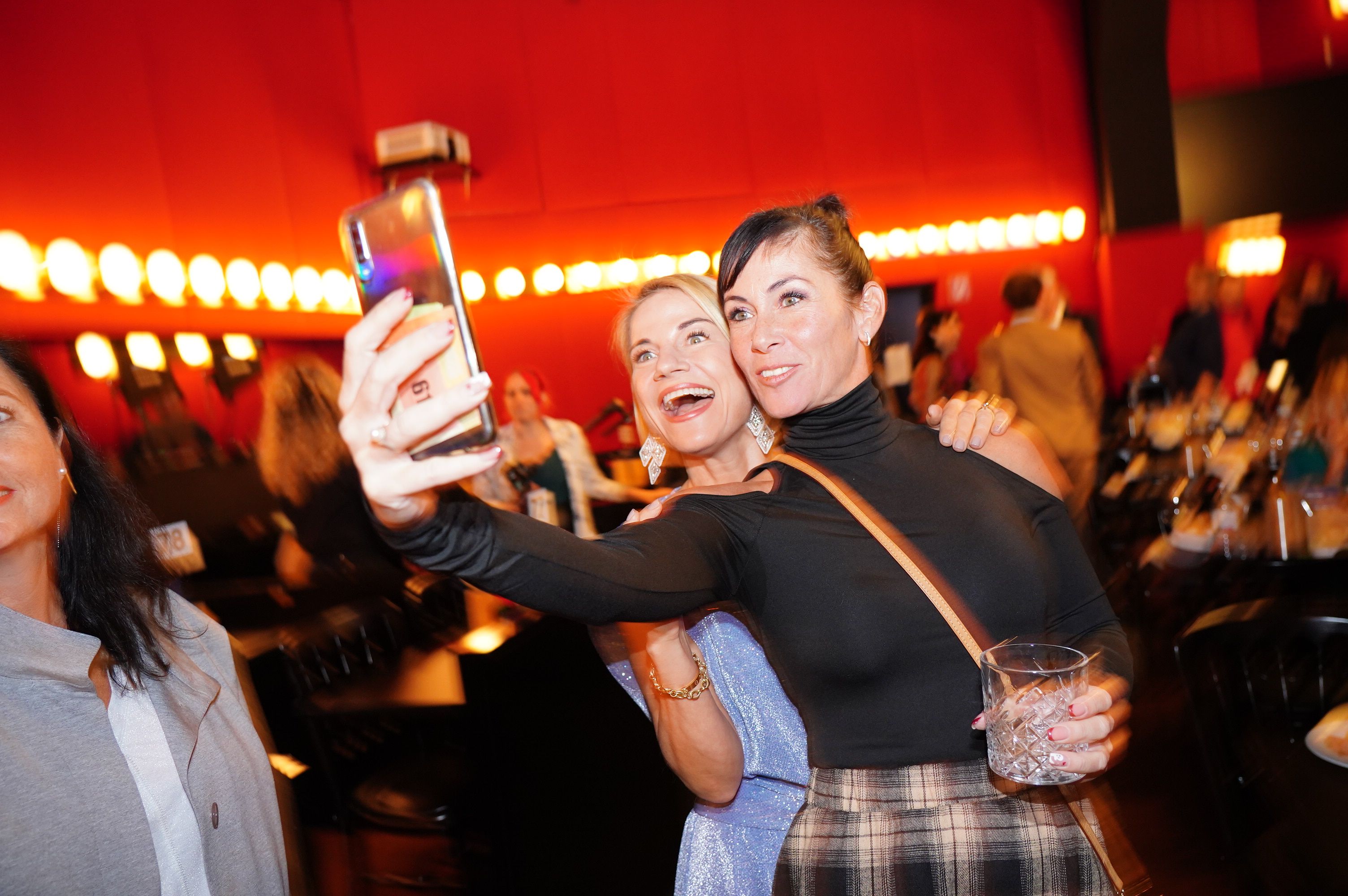 Selfie-Spaß: Kristina Sprenger und Adriana Zartl 