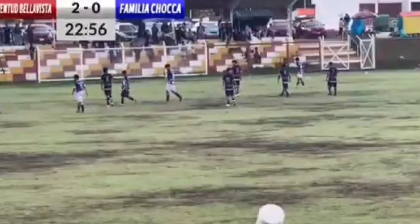 Augenblicke später schlägt hier der Blitz ein, mehrere Spieler fallen sofort ohnmächtig zu Boden.