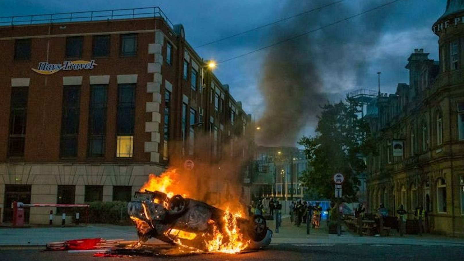 Bei den Ausschreitungen wurde auch die Polizei angegriffen – hier wurde ein Polizeiauto in Brand gesetzt. (2. August 2024)