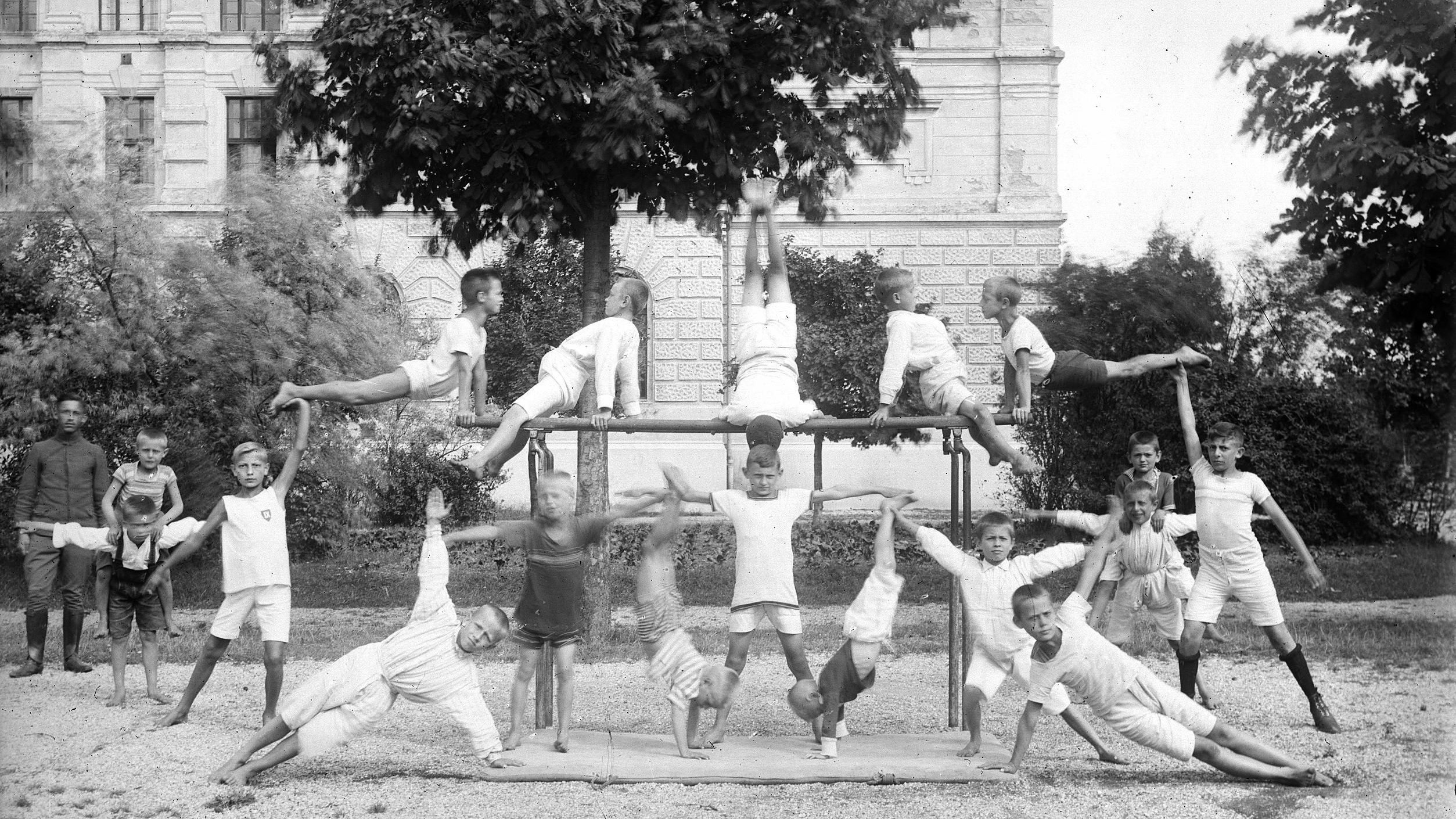 Knaben-Turnstunde in der&nbsp; Staatserziehungsanstalt für Kadetten in Traiskirchen im Jahr 1918: Der Wunsch nach einer täglichen Turnstunde steht gefühlt seit mehr als 100 Jahren im Programm jeder neuen Regierung