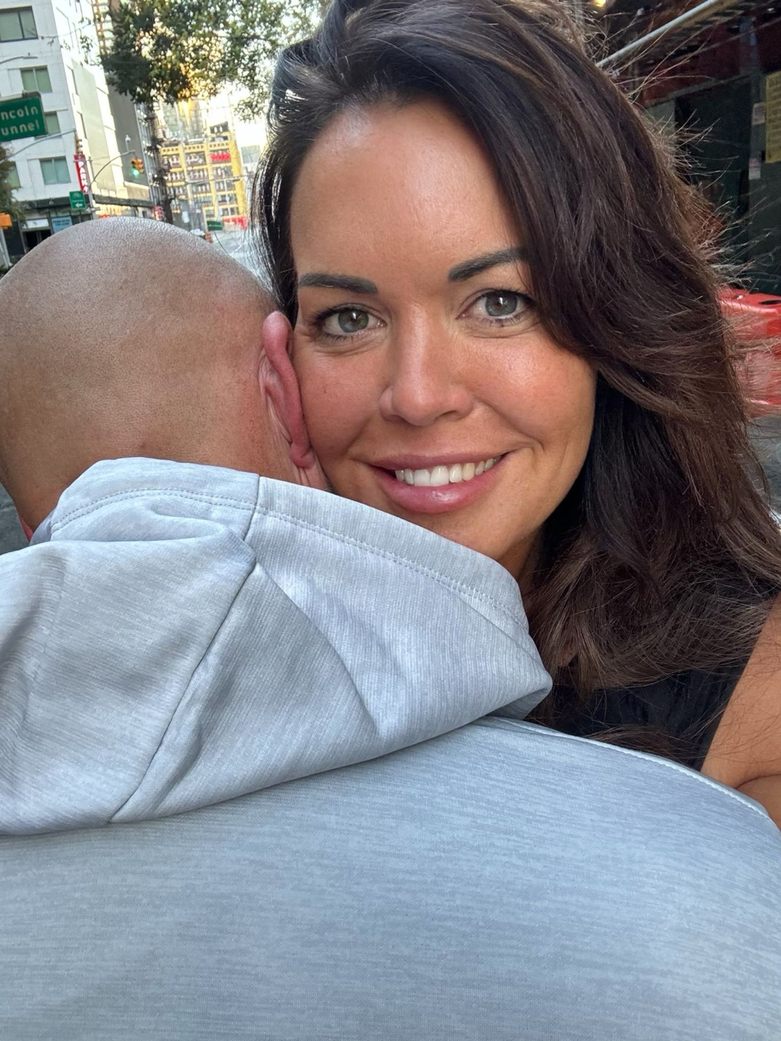 Martina Reuter kuschelt sich an ihren neuen Freund Marc.