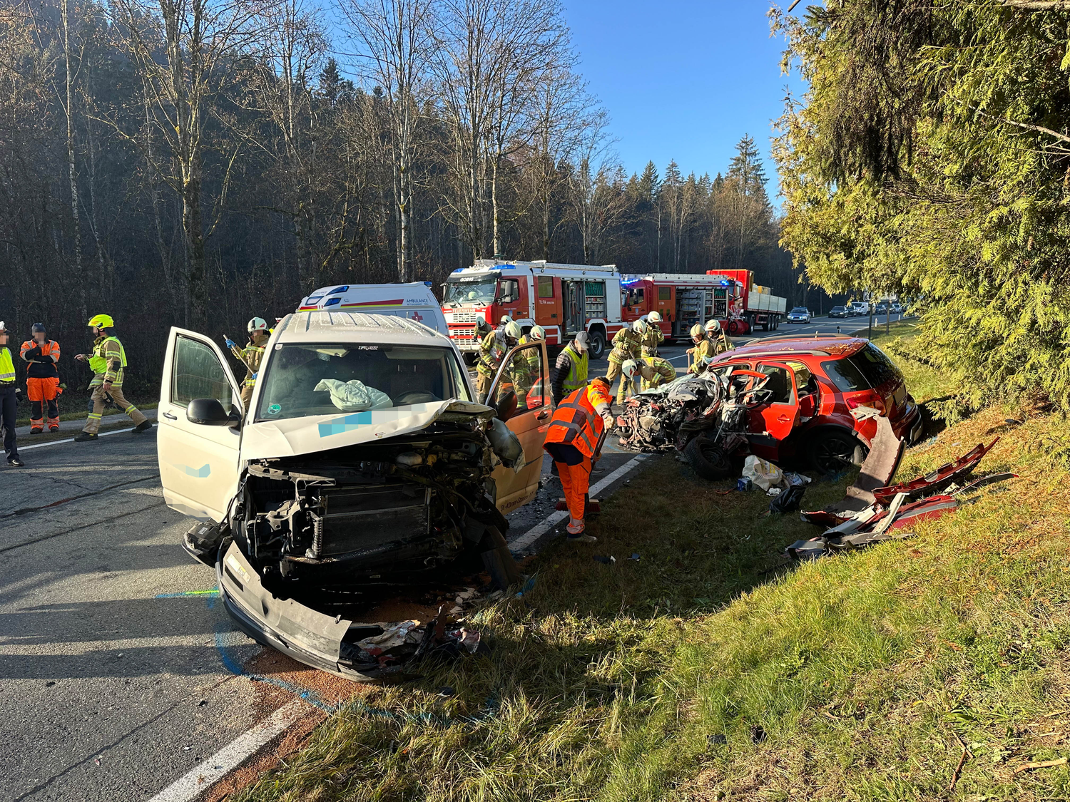 Bei einem Frontalcrash auf der B178&nbsp; starb am Montag ein Autofahrer nach einem Frontalcrash.