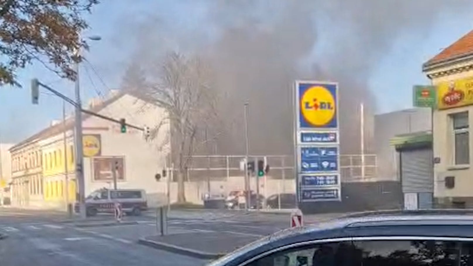 Rauchsäule über Wien! Straße nach Brand gesperrt