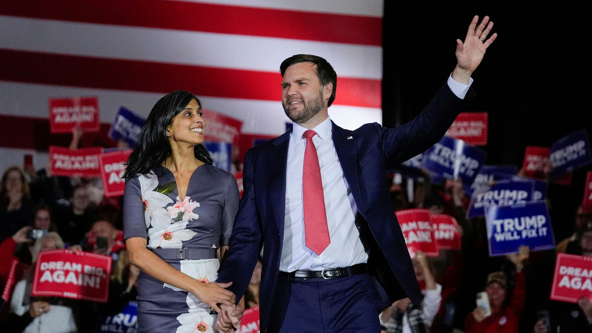 Senator J.D. Vance aus Ohio, hier mit seiner Ehefrau Usha, soll unter Trump Vizepräsident werden