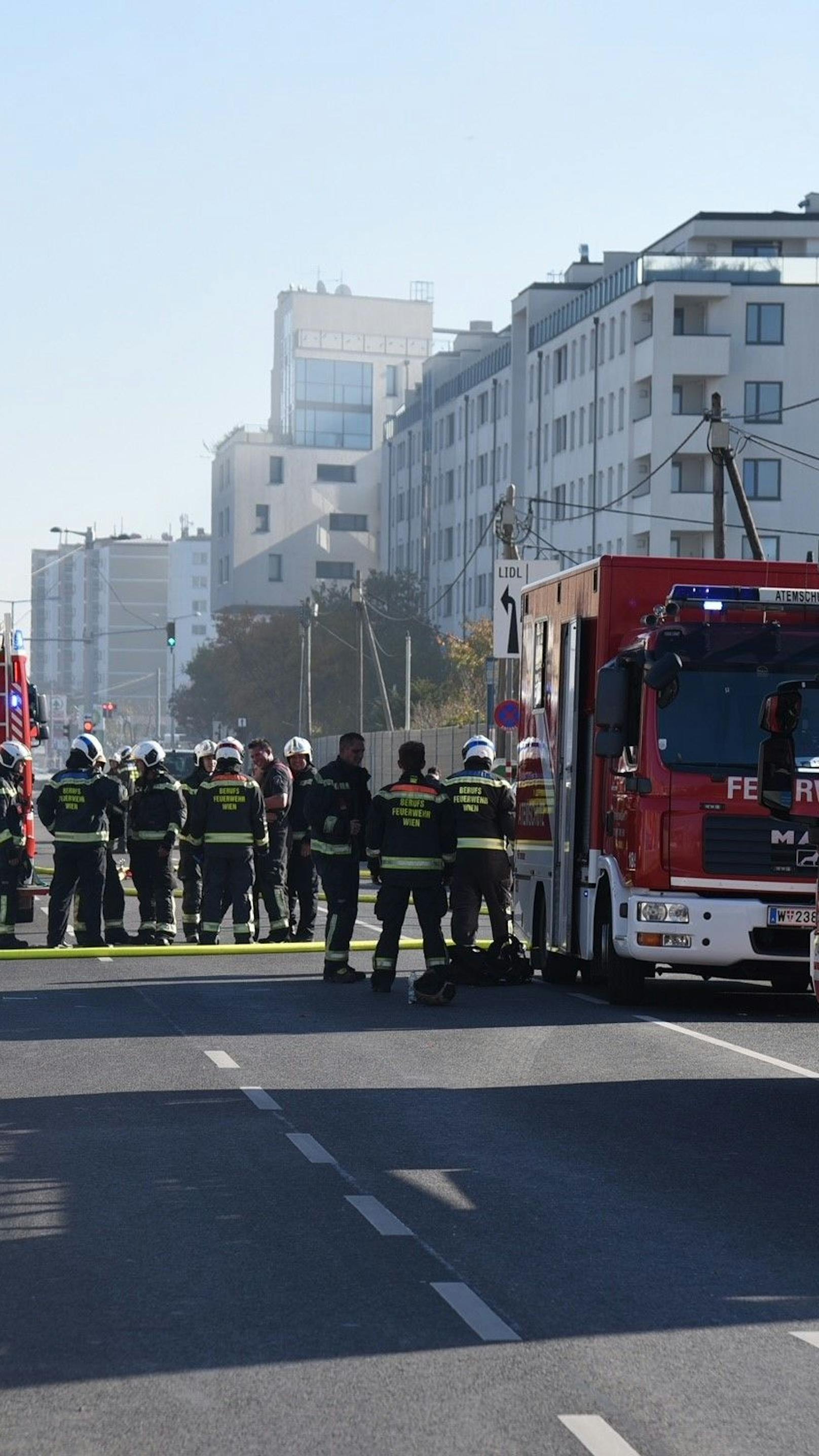 Rauchsäule über Wien! Straße nach Brand gesperrt