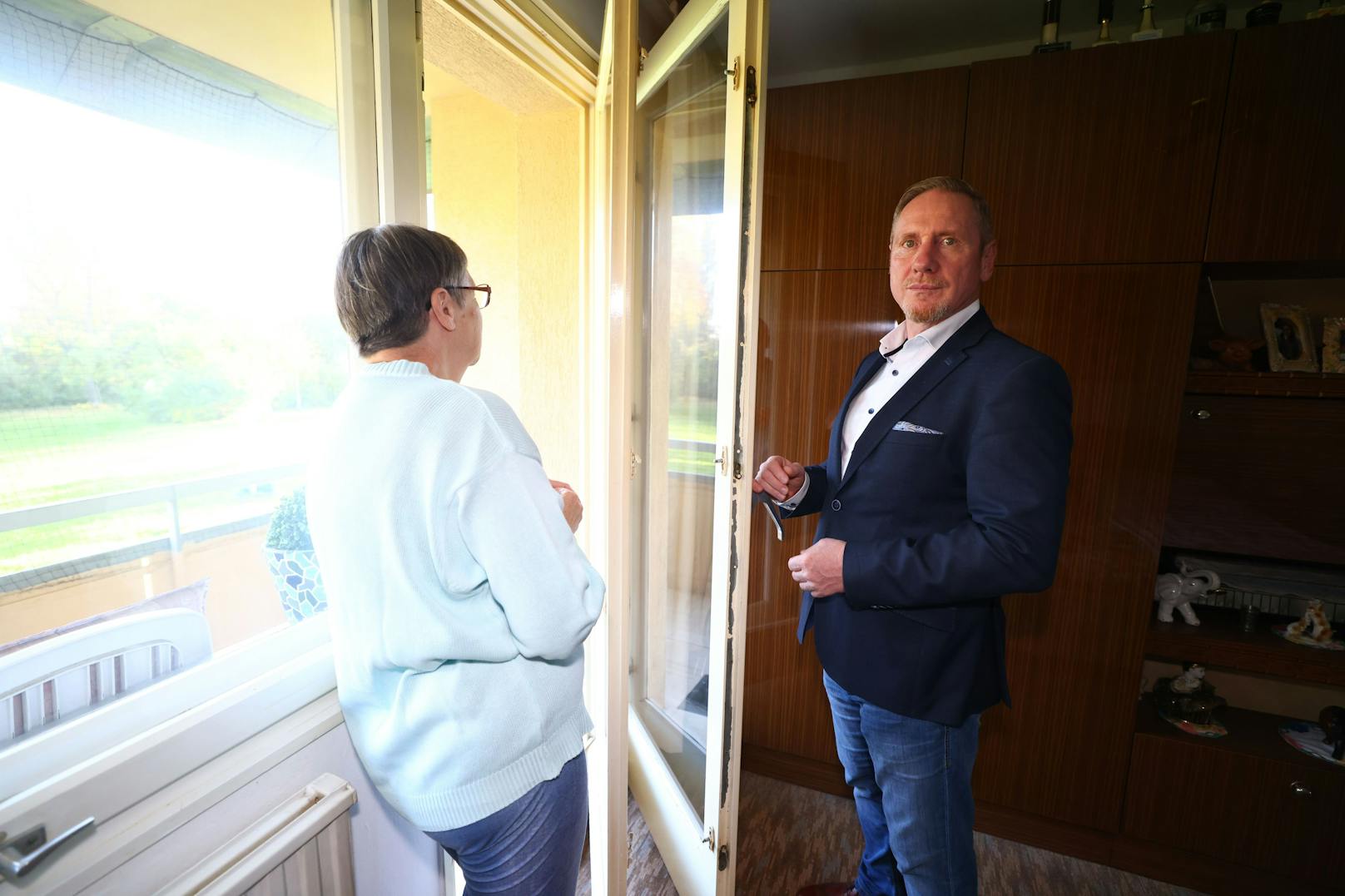 FPÖ-Politiker Niegl setzt sich für die Kostenübernahme des Fenstertauschs durch Wiener Wohnen ein.