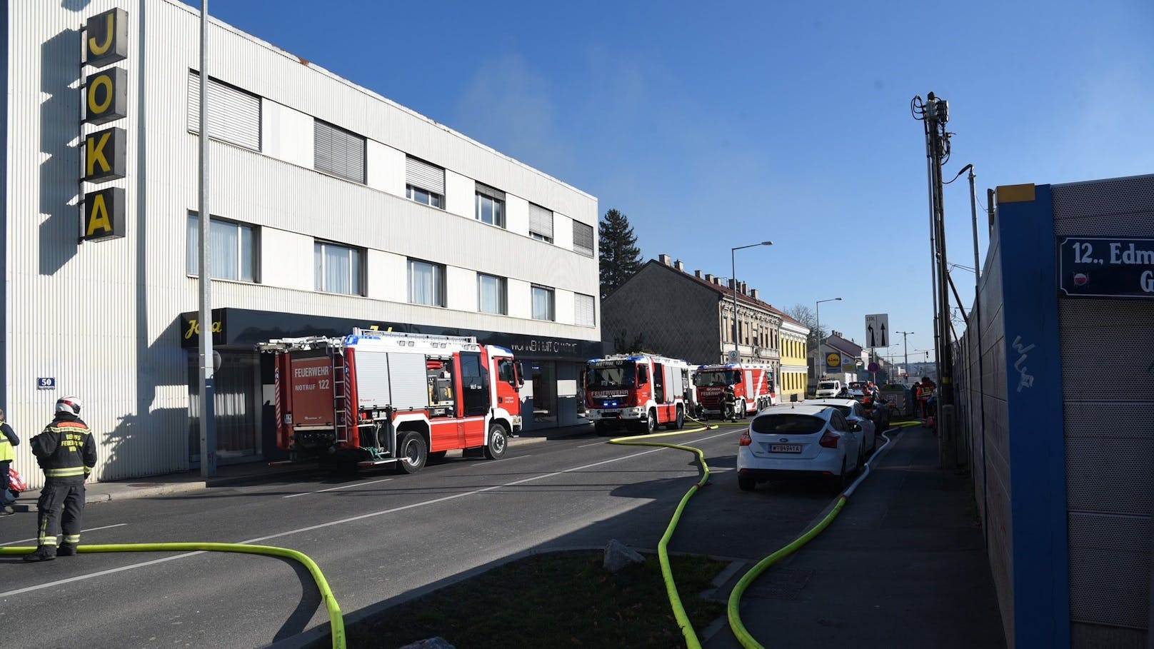 Auf einem Firmengelände brach aus unbekannter Ursache ein Brand aus. Die Feuerwehr kämpft gegen die Flammen.