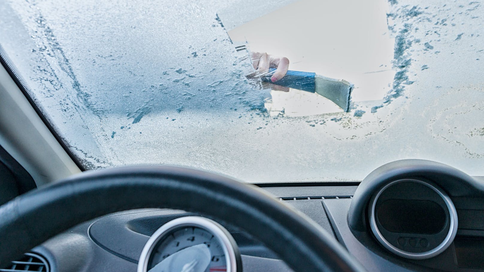 Montagfrüh mussten Autofahrer im Osten Österreichs bereits Eis von den Scheiben kratzen.