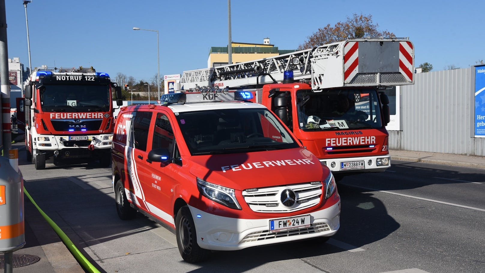 Die Feuerwehr kämpft gegen die Flammen.