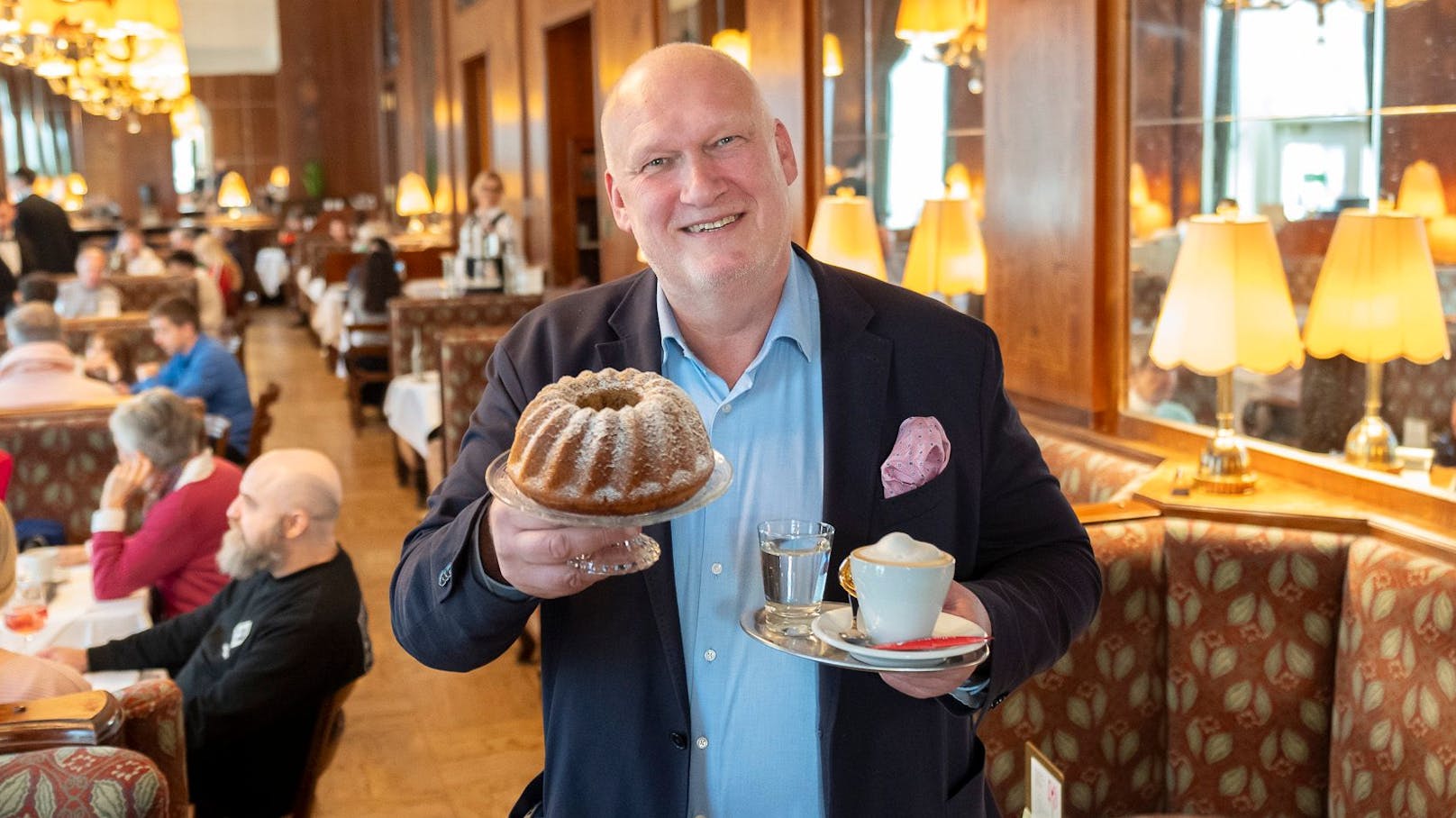 Geschäftsführer des Café Landtmann, Berndt Querfeld, mit Kaffee und Kuchen – zubereitet ohne tierische Lebensmittel.