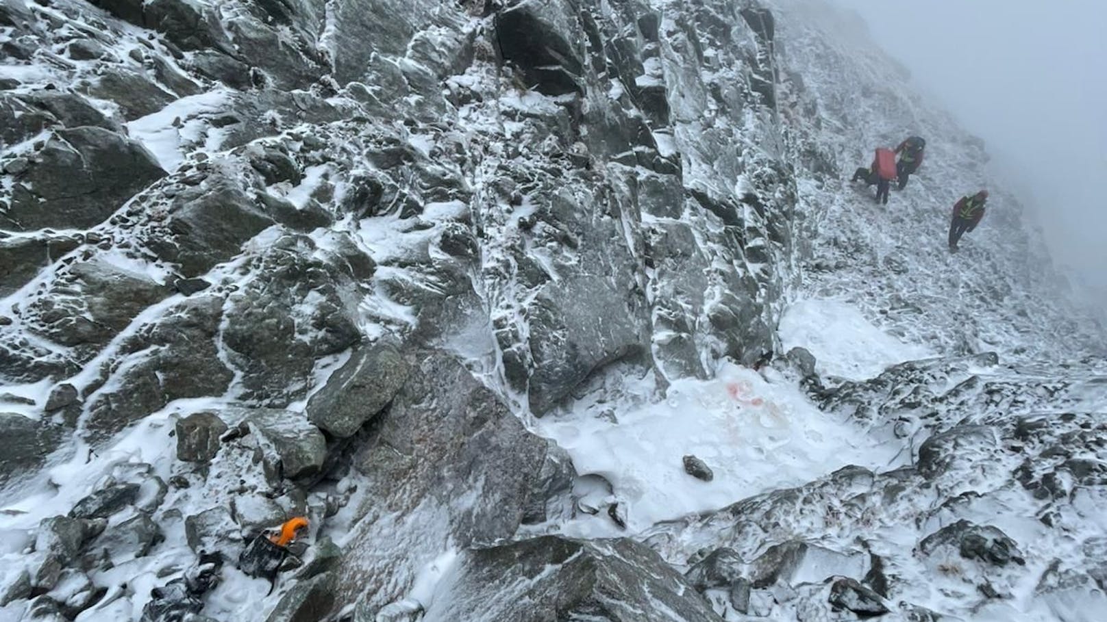 Mit Turnschuhen im Schnee – Bergsteiger stürzt in Tod