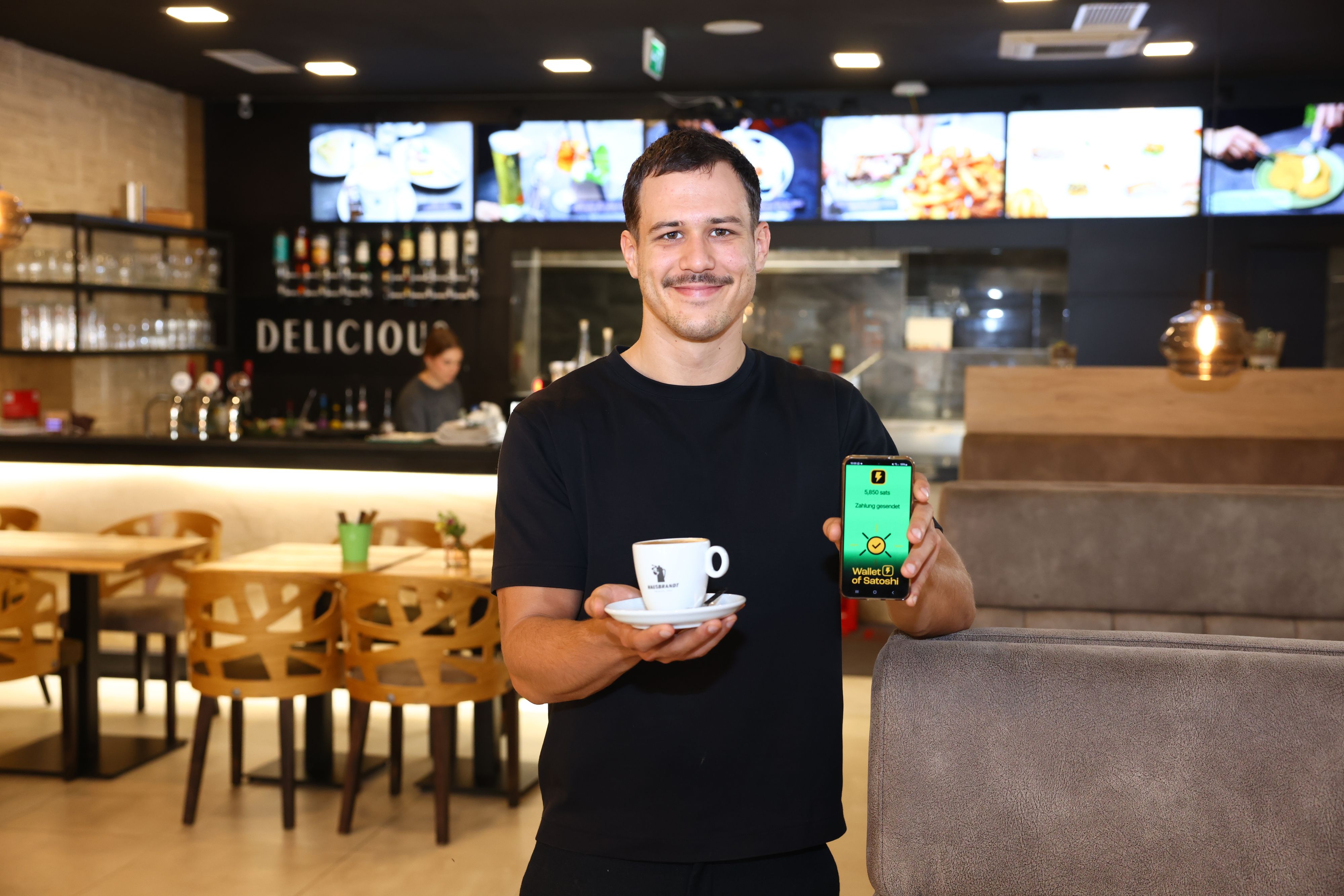 Zeljko Music ist der Name seines Vaters. Er hat das Restaurant Delicious gegründet. Im Bild: Paul Music - er ist für die Bitcoin-Philosophie im Restaurant zuständig.