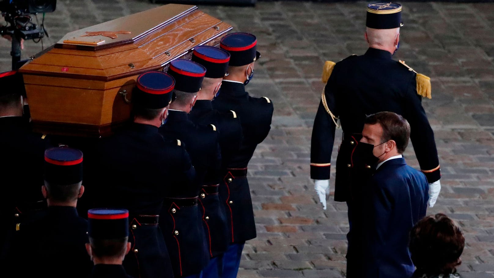 Frankreichs Präsident Emmanuel Macron (r.) vor Samuel Patys Sarg während der Trauerzeremonie am 21. Oktober 2020.