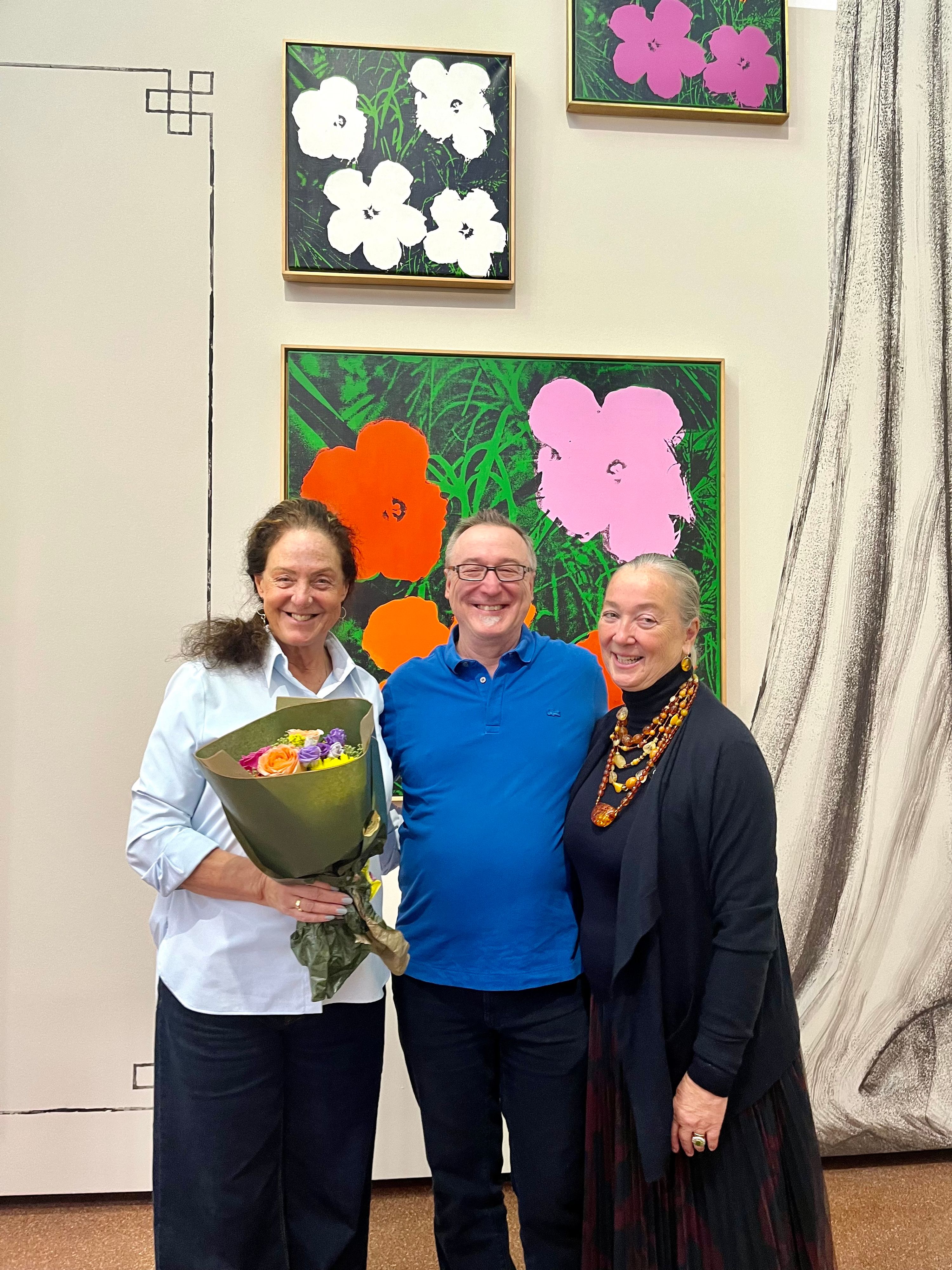 Direktorin Agnes Husslein (r.) mit der 200.000 Besucherin und ihrem Ehemann.