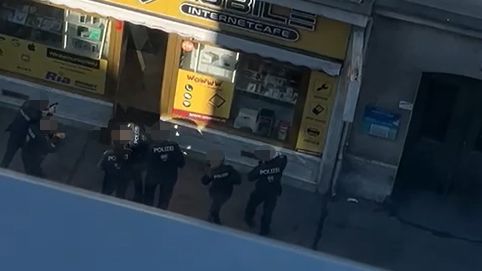 Auf offener Straße wurde ein Mann von Polizisten gestellt.
