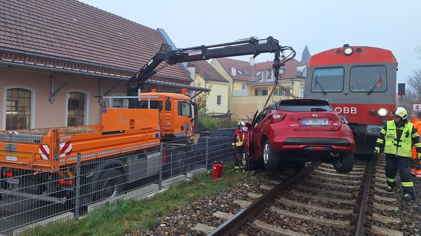 Schwerer Unfall: Pkw krachte in Wieselburg gegen Zug