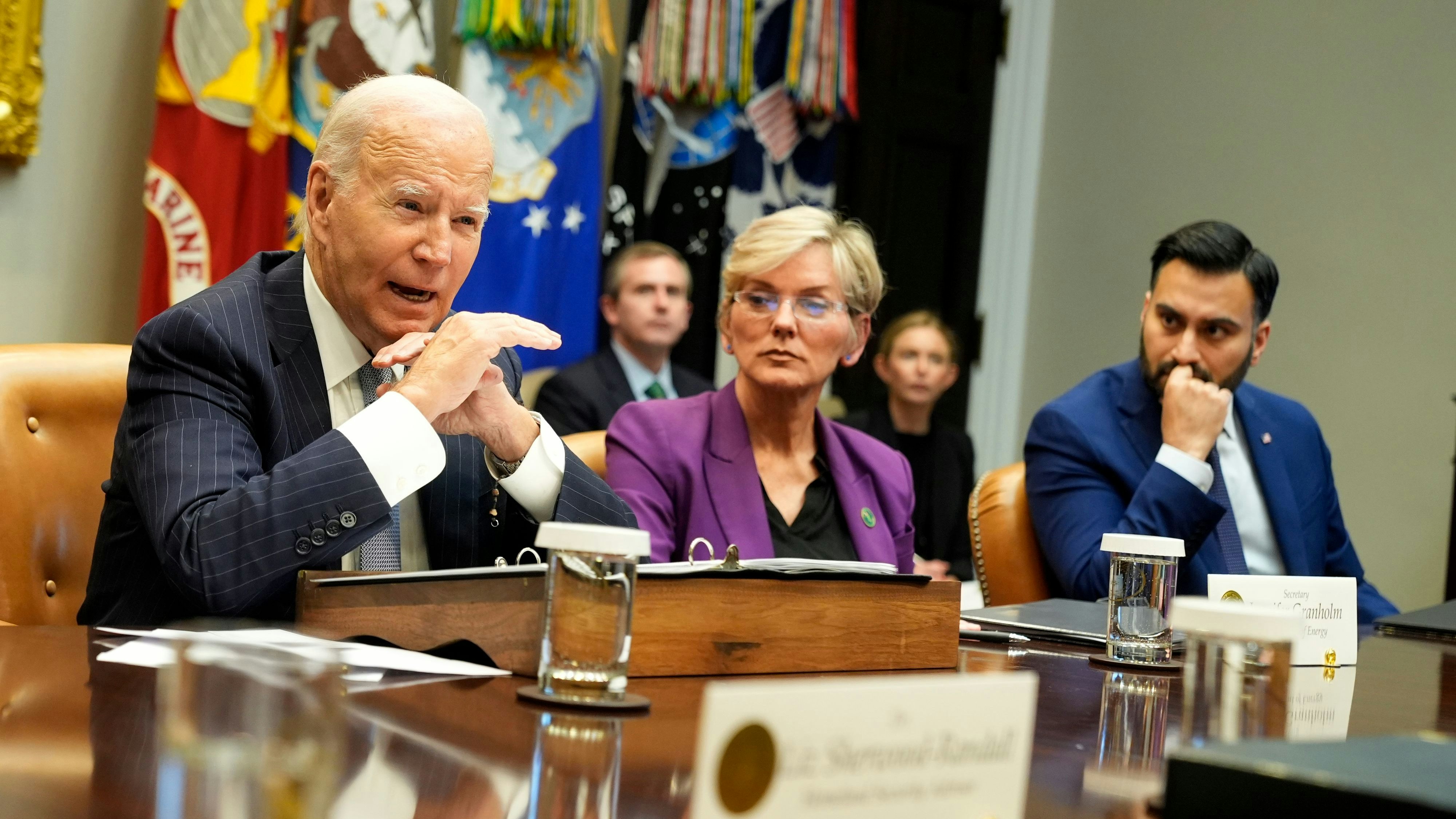 Joe Biden (hier mit Energieministerin Jennifer Granholm and Klimaberater Ali Zaidi) brachte den Inflation Reduction Act (IRA) auf den Weg