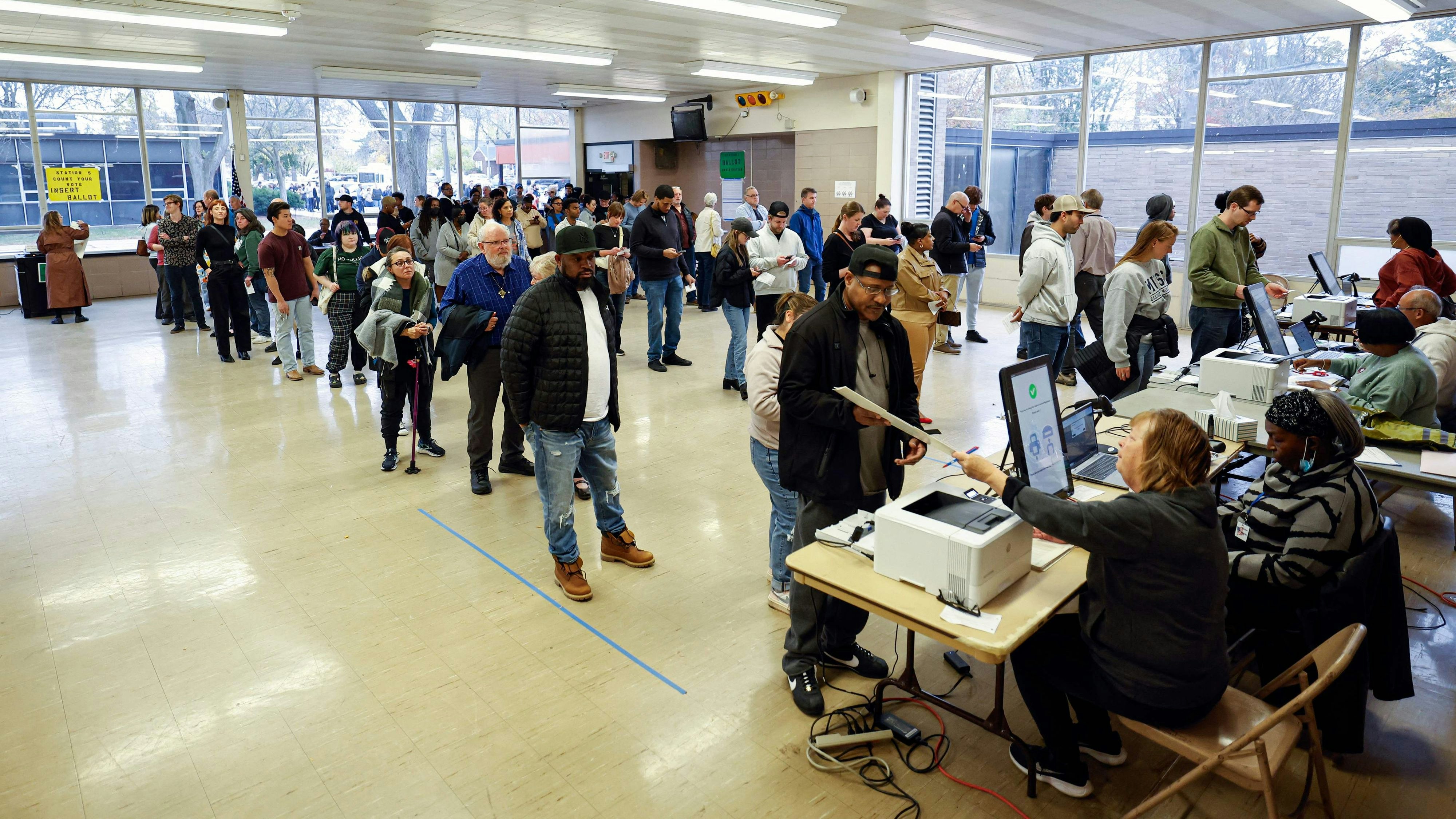 Early Voting: Die Amerikaner standen am Wochenende Schlage, wie hier in der Ottawa Hills High School in Grand Rapids, Michigan