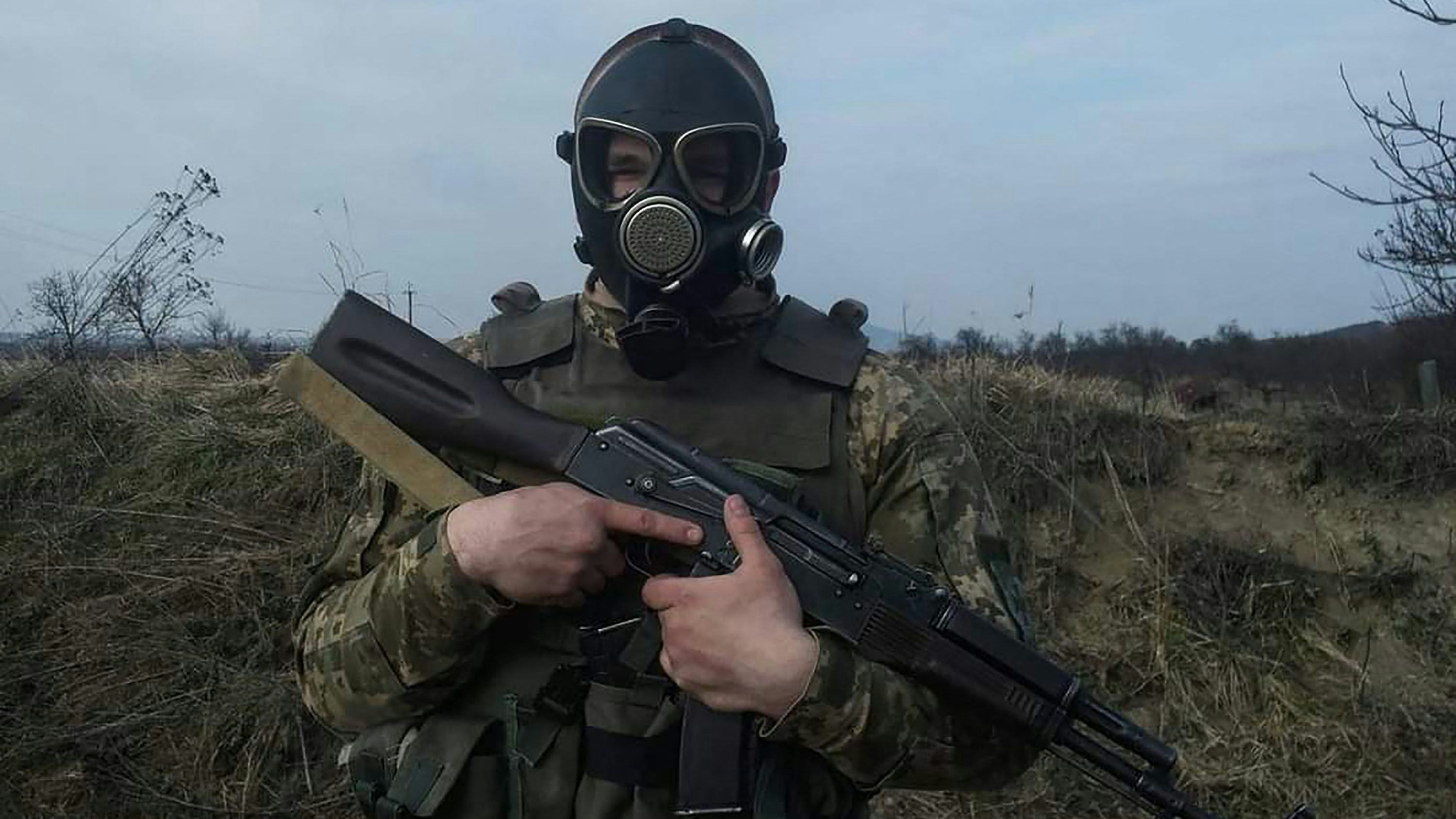 Download von www.picturedesk.com am 04.11.2024 (12:07).  *** SERVICEBILD *** An undated family handout from an undisclosed location made available on May 12, 2022, shows killed Ukranian soldier Artem Mosha posing in army fatigues, a gas mask and holding his rifle. - For two and a half months Iryna Yegorchenko was praying for the salvation of her son Artem who was among the soldiers blocked in the Azovstal steelworks in Ukraine's devastated city of Mariupol. But on May 12, 2022, the mother learned that Artem, 22, had died and she suddenly "felt relieved" that he will not end up in Russian captivity or suffer from wounds without proper help. The three-month-old war has destroyed the strategic southern port of Mariupol, but more than 1,000 of Ukrainian troops, many of them injured, remained in the sprawling Azovstal plant, sheltering in the labyrinth of Soviet-era bunkers and tunnels from the Russians who now control the city. Russia invaded Ukraine on February 24, 2022. (Photo by Handout / FAMILY HANDOUT / AFP) / RESTRICTED TO EDITORIAL USE - MANDATORY CREDIT "AFP PHOTO /FAMILY HANDOUT" - NO MARKETING NO ADVERTISING CAMPAIGNS - DISTRIBUTED AS A SERVICE TO CLIENTS - 20220512_PD6092 - Rechteinfo: Servicebild (SB) Bei diesem Bild ist PictureDesk ausschließlich technischer Dienstleister und stellt eine technische Bearbeitungsgebühr in Rechnung. PictureDesk ist weder Urheber noch Rechteinhaber. Die Nutzung liegt in alleiniger Verantwortung des Kunden. Nur für redaktionelle Nutzung! Werbliche Nutzung erfordert Freigabe: bitte schicken Sie uns eine Anfrage.