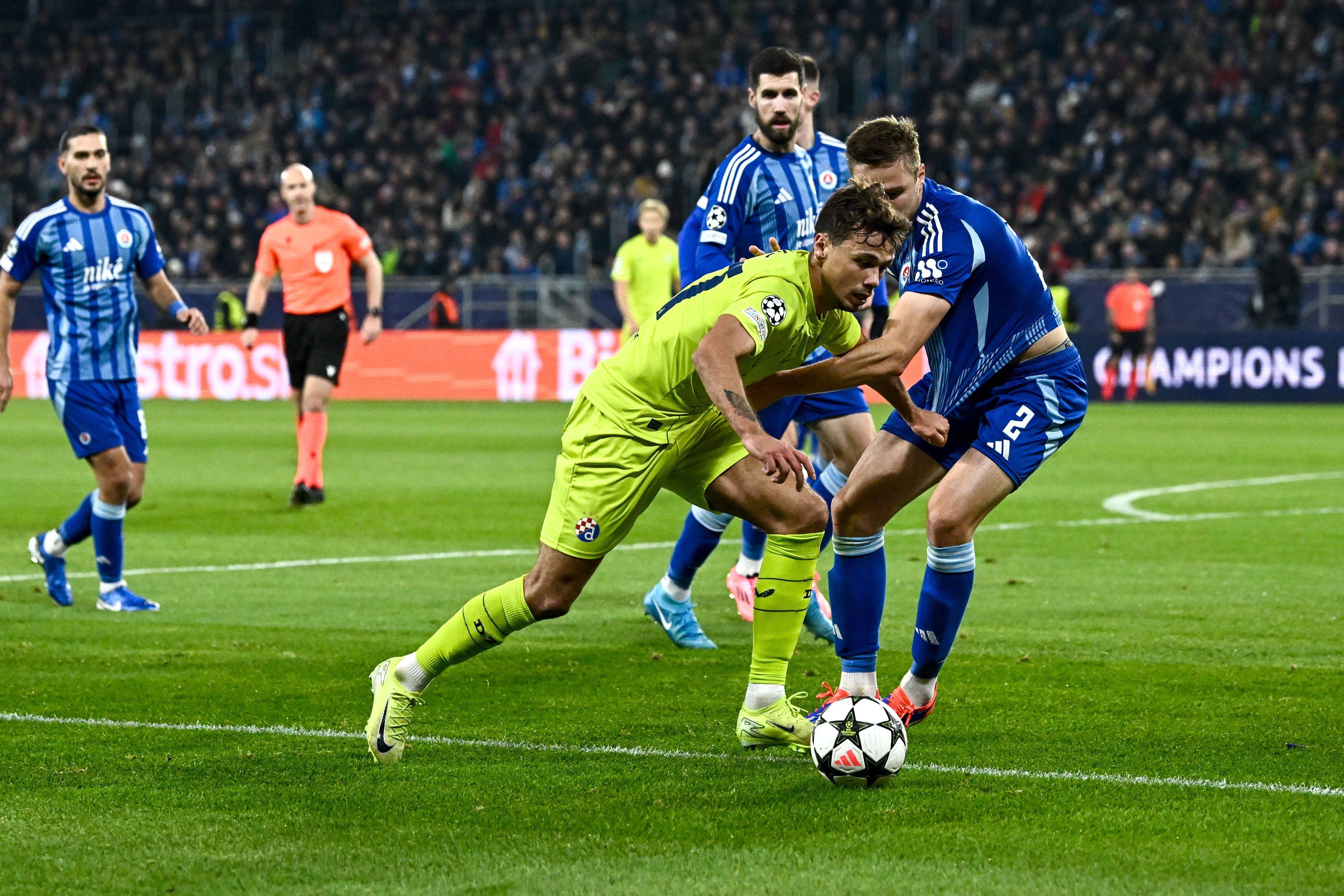 Zagreb führt Slovan vor.