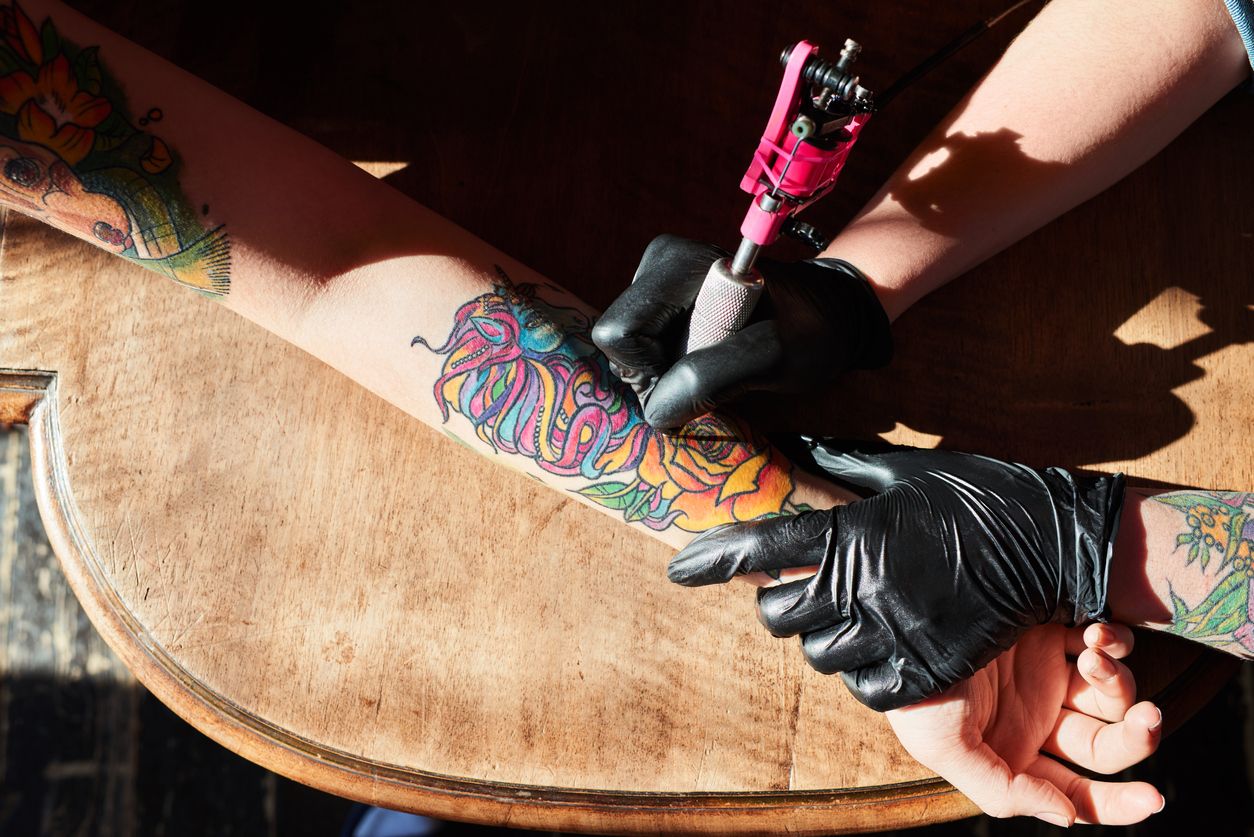 Inwieweit Tattoofarbe dem Körper schadet, ist Thema vieler Forschungsarbeiten.