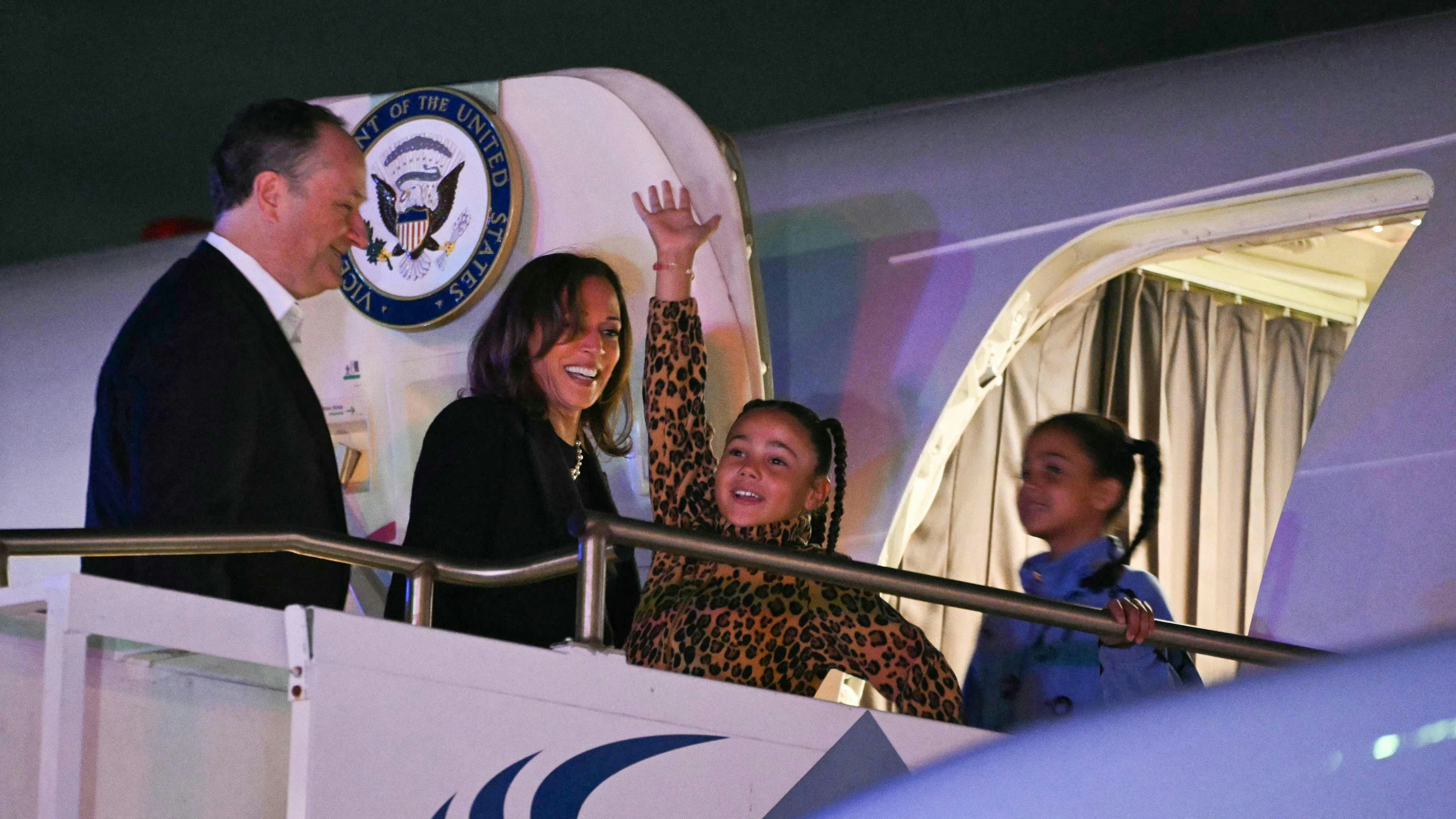 Kamala Harris geht mit ihren Großnichten Amara und Leela und Ehemann Doug Emhoff in Philadelphia an Bord von Air Force Two 