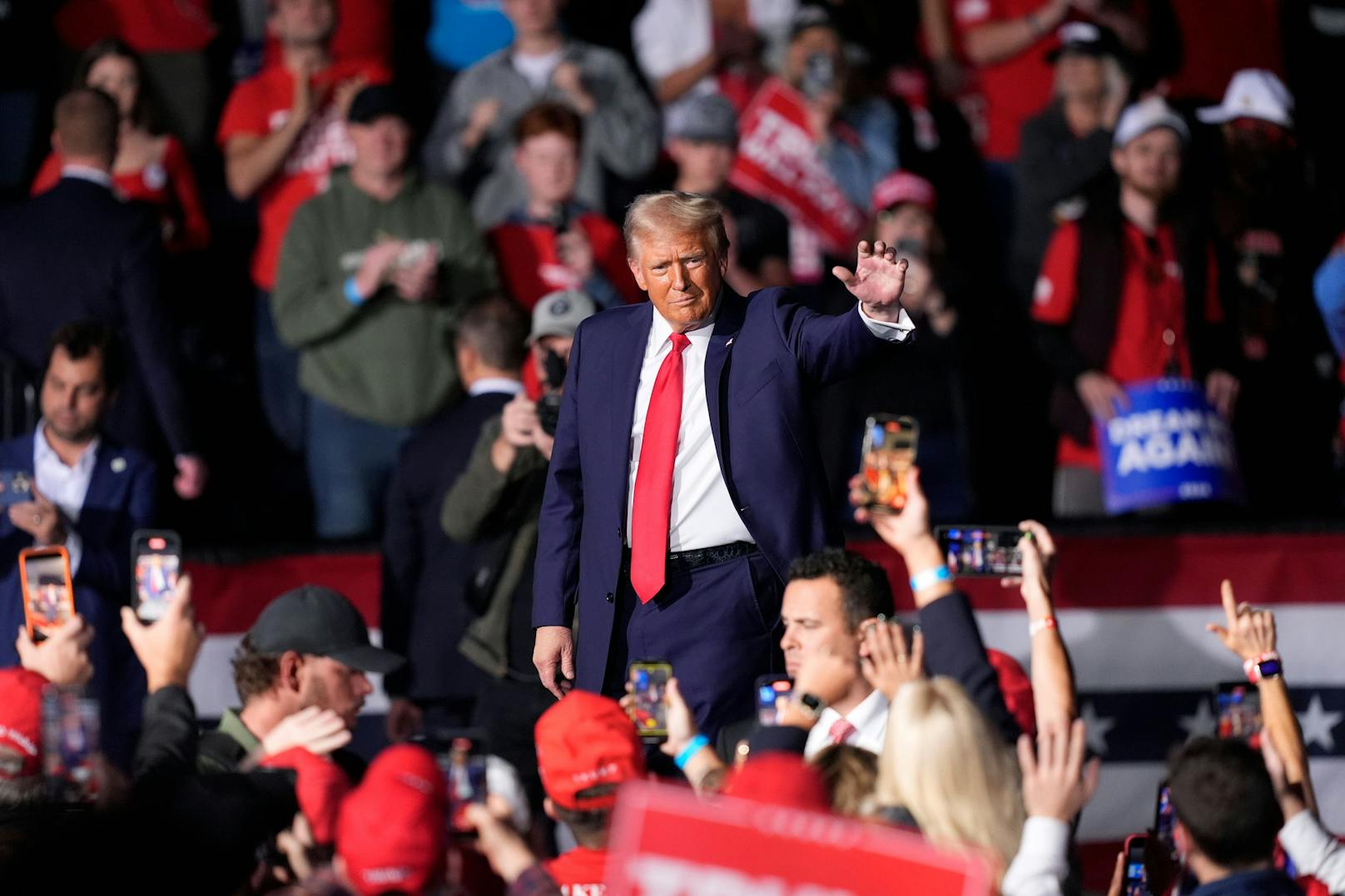 Republikaner-Kandidat Donald Trump bei seinem Wahlkampfabschluss in Grand Rapids, Michigan, am 5. November 2024.