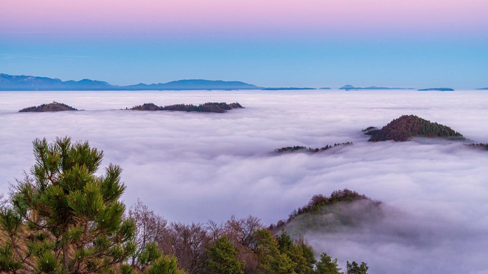 Herbst ist die Zeit der Inversions-Wetterlagen: Panoramablick auf Gipfel oberhalb einer Nebelwolke. (Symbolbild)