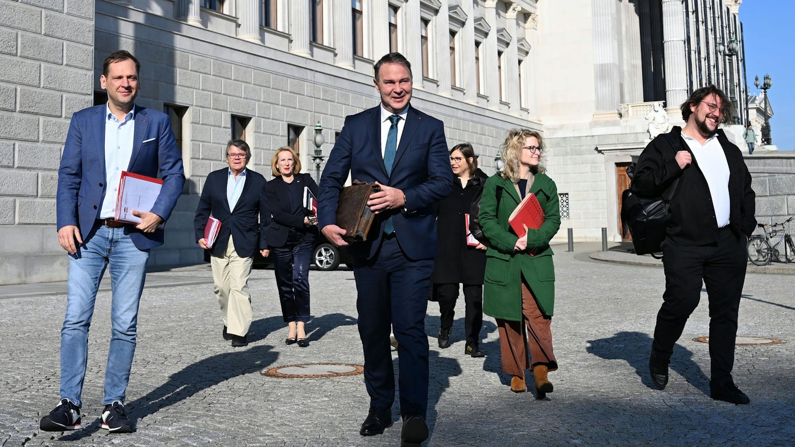 SPÖ-Sondierungsteam: Klubobmann Philip Kucher, ÖGB-Präsident Wolfgang Katzian, die Dritte Nationalratspräsidentin Doris Bures, Parteivorsitzender Andreas Babler, Geschäftsführerin Sandra Breiteneder und Frauenchefin Eva Maria Holzleitner am Dienstag, 5. November 2024.