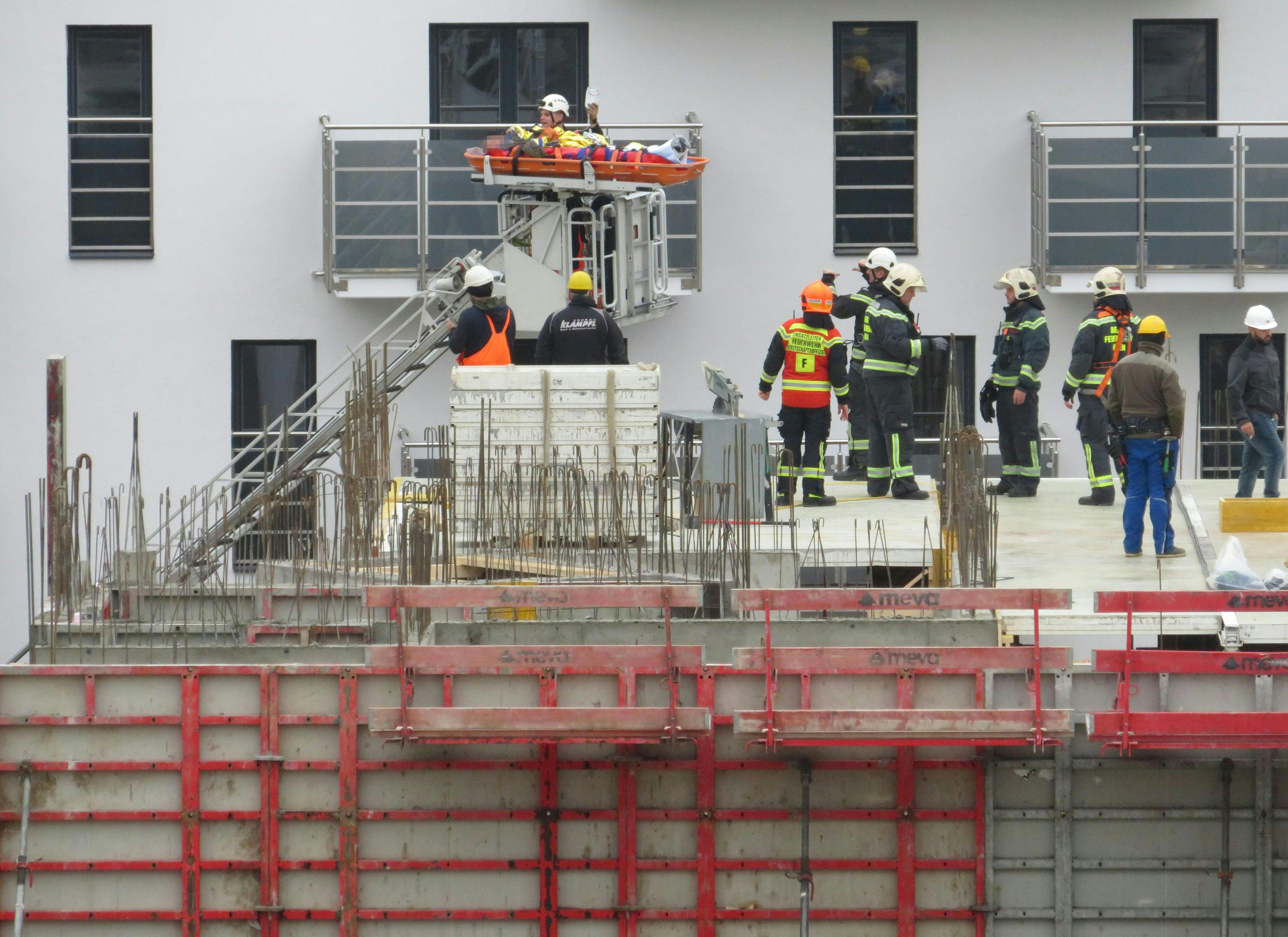 Archivbild eines Rettungseinsatzes auf einer Baustelle.