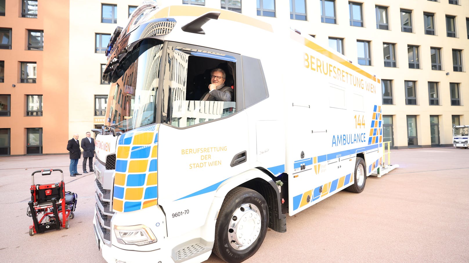 Stadtrat Peter Hacker im Bettenintensivtransporter.