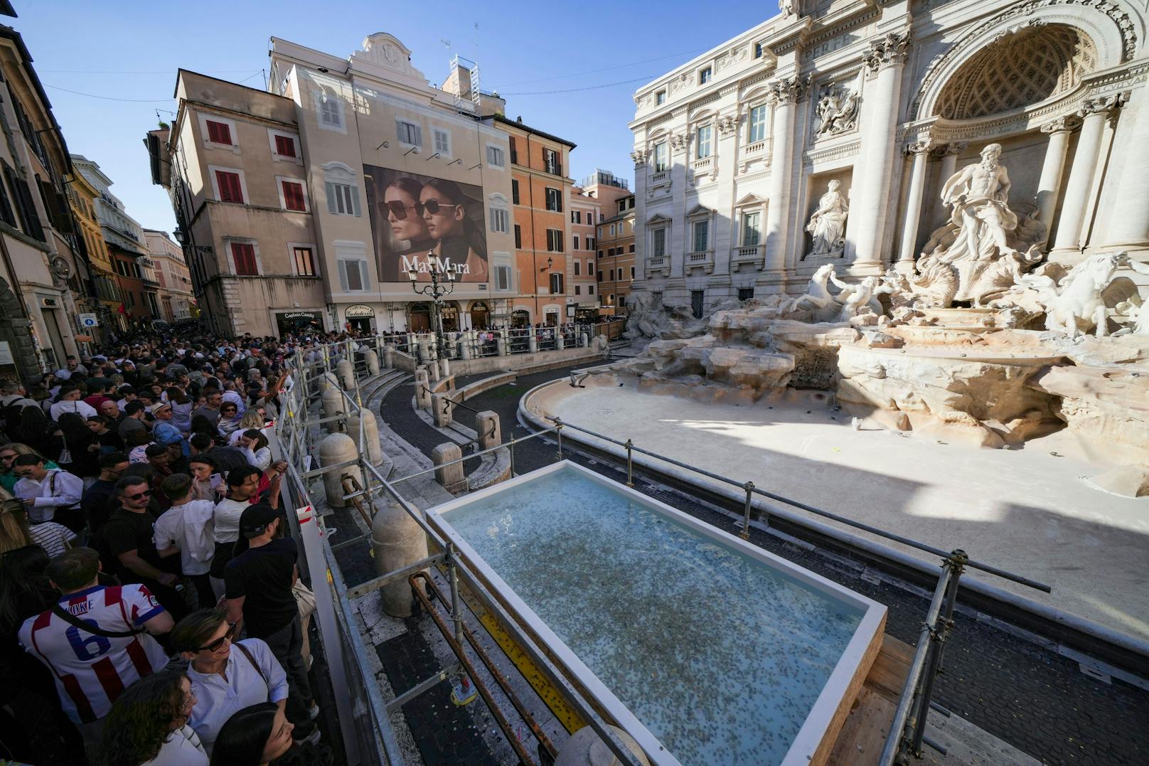 Stattdessen sollen Touristen und Einheimische ihre Münzen in ein provisorisches Becken werfen, das vor dem Brunnen aufgebaut wurde.