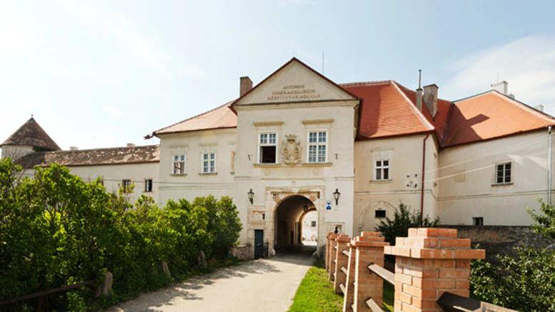 In dem kleinen Weinort Mailberg im Pulkautal liegt, umgeben von Weingärten und einem Burggraben, das geschichtsträchtige Schlosshotel Mailberg.