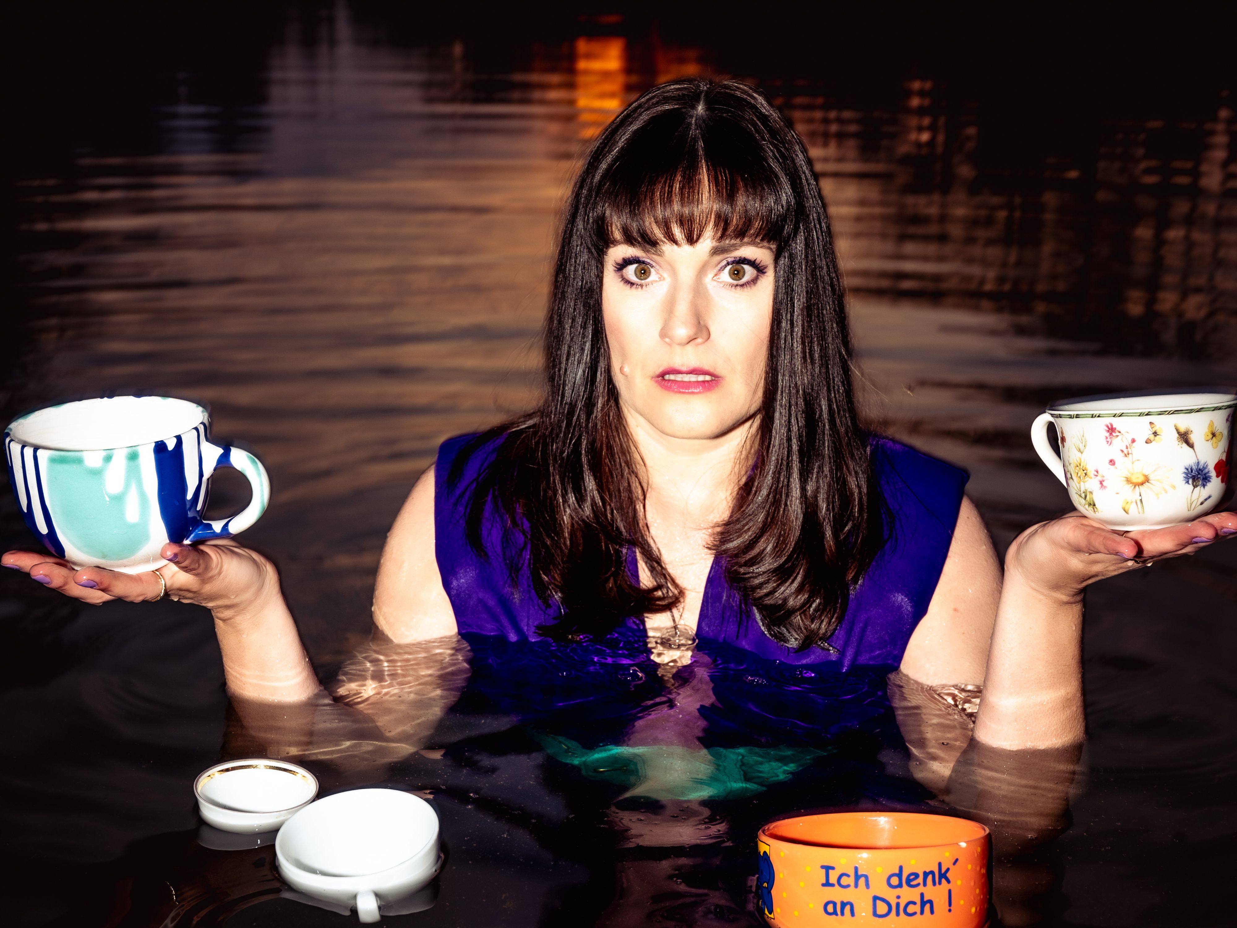 Kabarettistin Katie La Folle rettet die Teetassen.