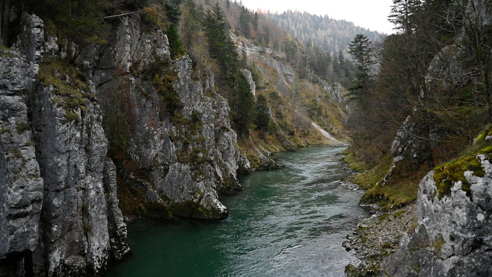 Ersten Berichten zufolge rückten Flugrettung, Alpinpolizei und Bergrettung gegen 15 Uhr aus.